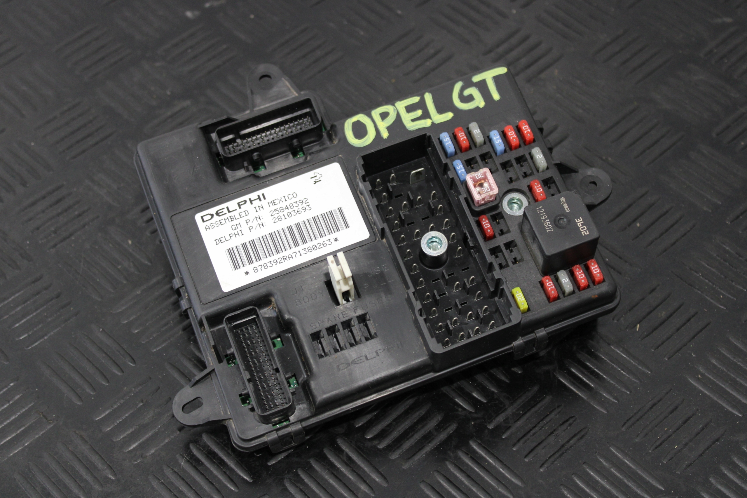 SKRZYNKA BEZPIECZNIKÓW OPEL GT 25848392