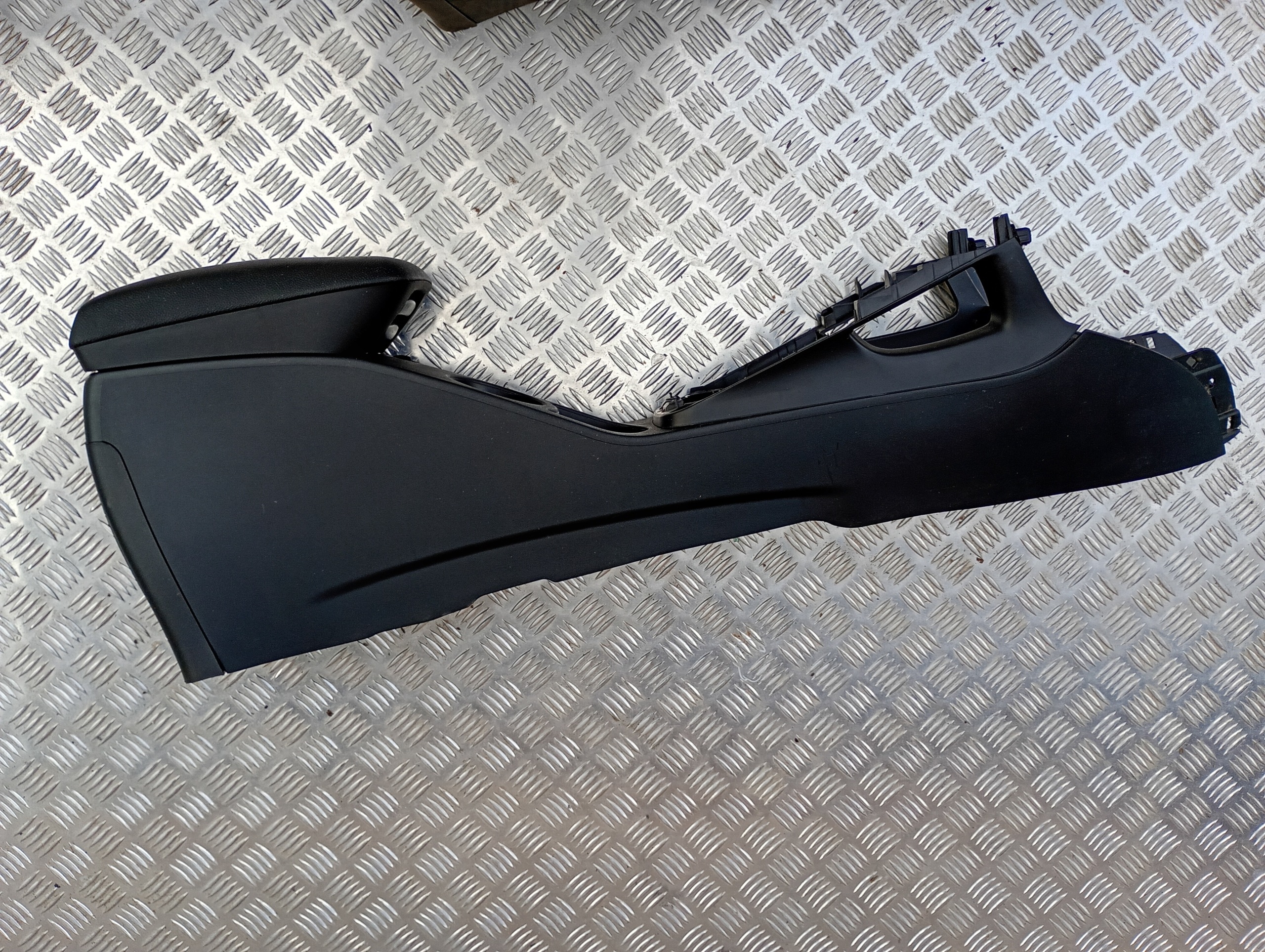 armrest tunnel central KIA CEED and 84611-1H100