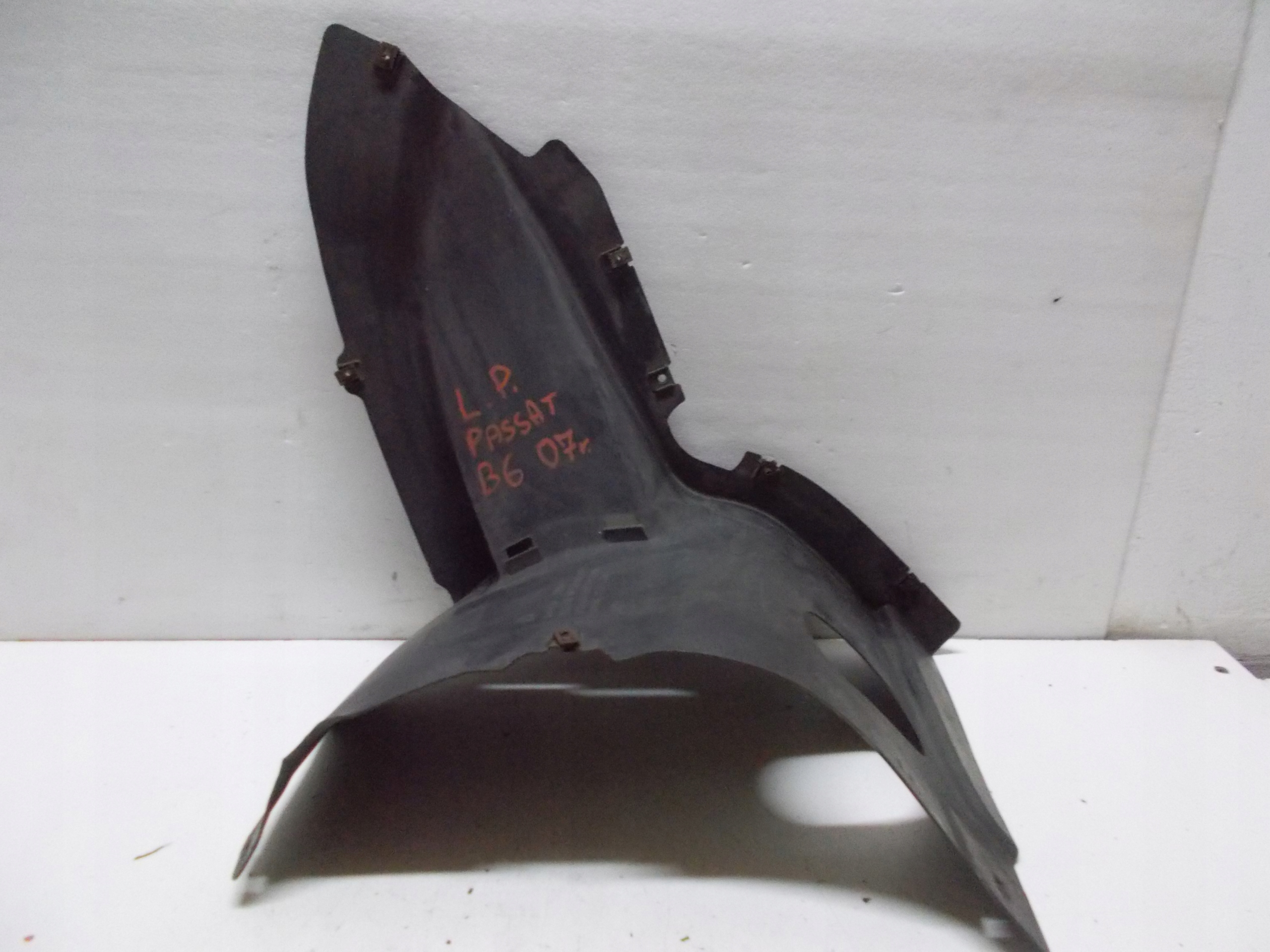 VW PASSAT B6 KOMBI 1.9 TDI 07R mudguard left front 3C0805911