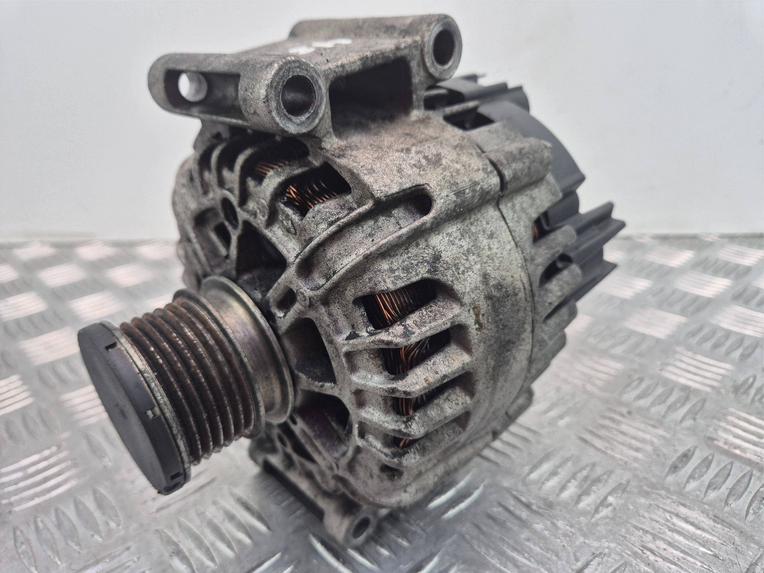 Mercedes C250 CGI W204 Alternator A0009067902