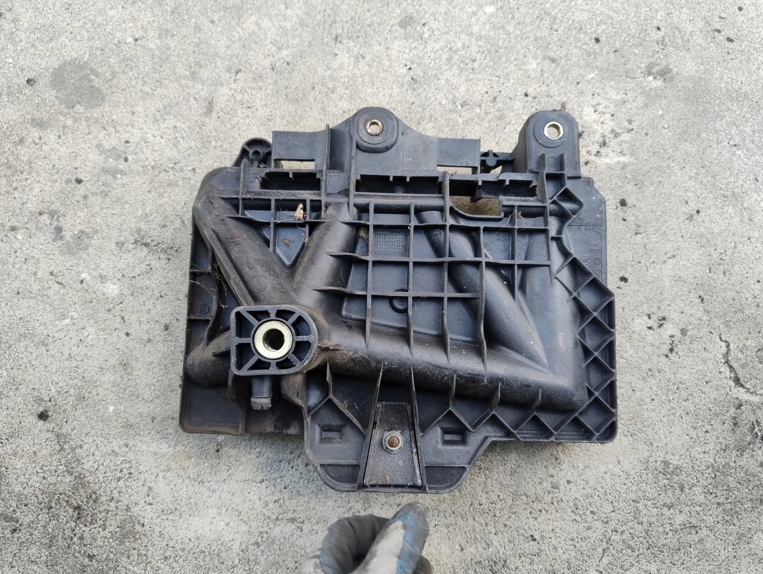 obal držák akumulátoru VW AUDI SEAT SKODA 6Q0915331D
