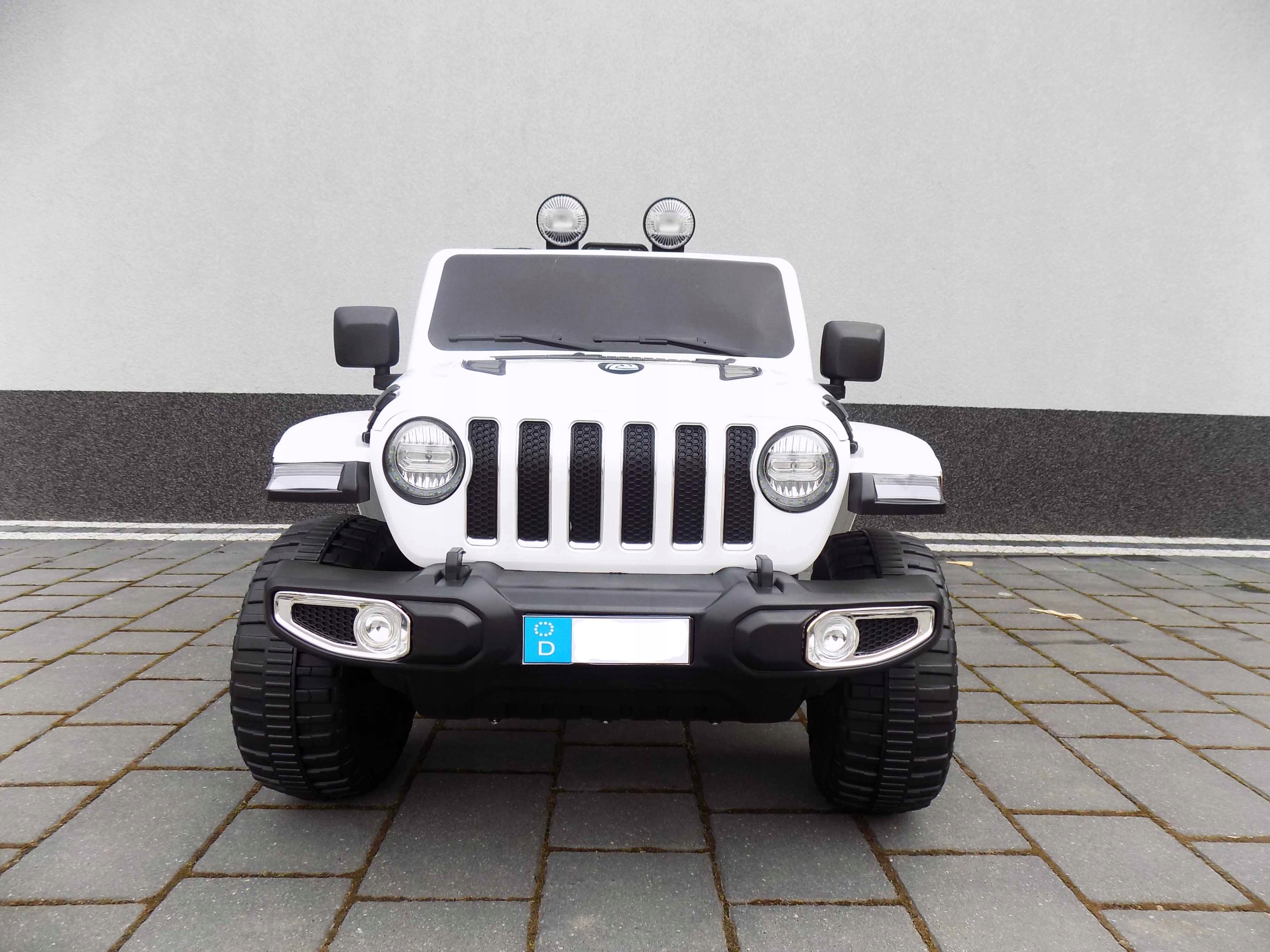DUŻY JEEP 4X4 AUTO NA AKUMULATOR KLUCZYK BUJAK Model 4X4
