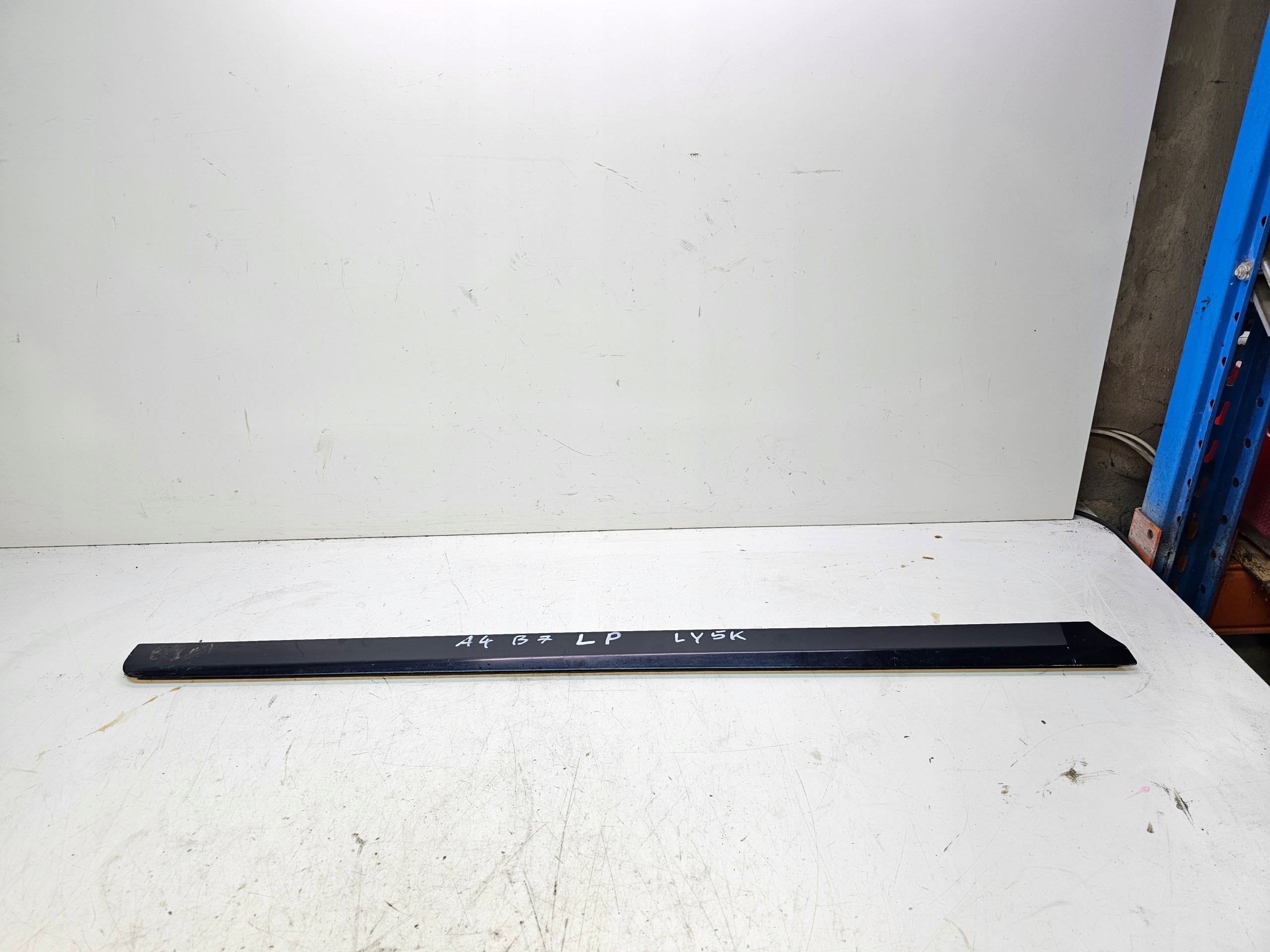 moulding door lower left front AUDI A4 B7 LY5K