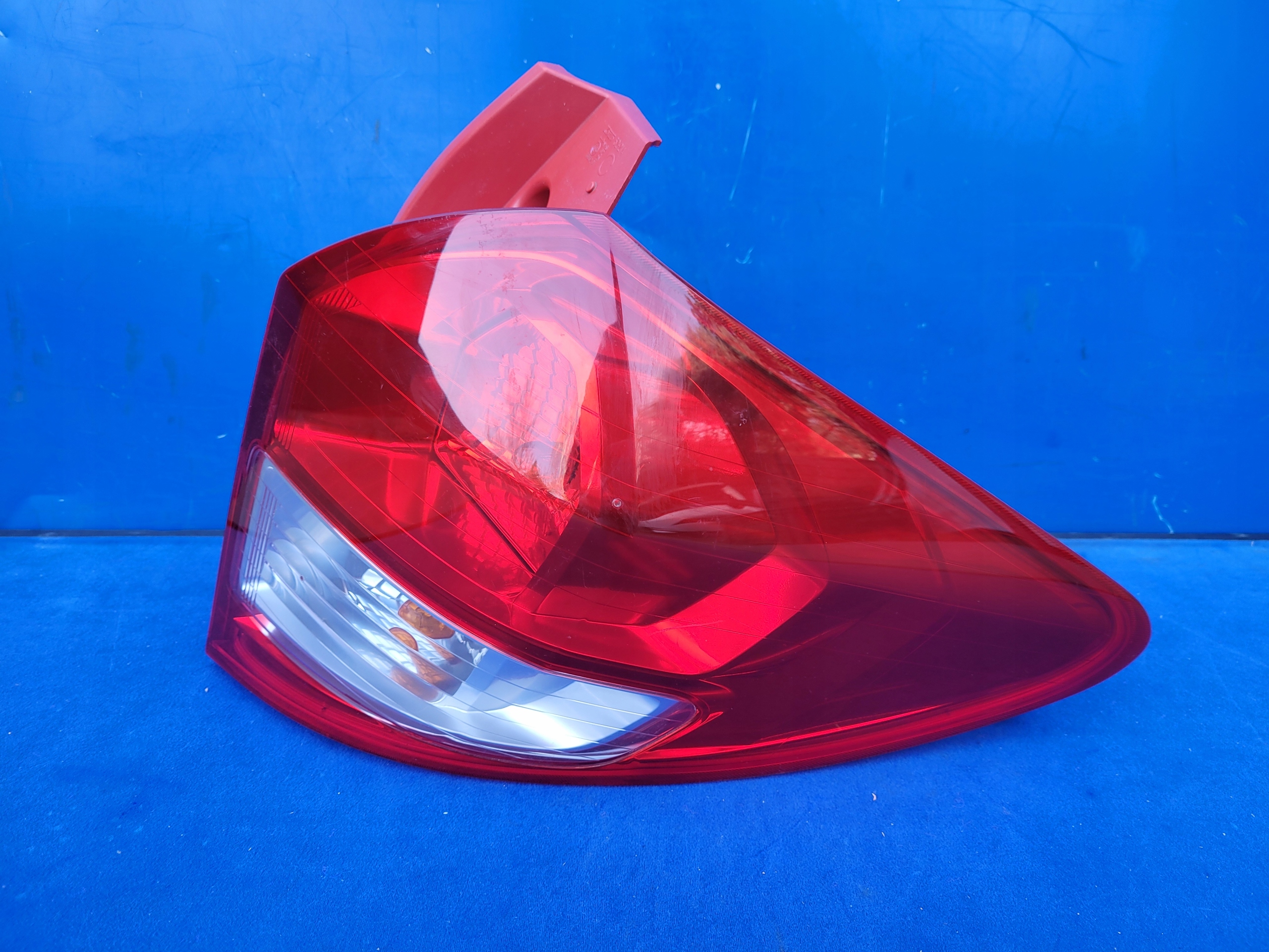 SUBARU TREZIA 2011-2015 11-15 LAMPA TYLNA PRAWA Strona zabudowy prawa