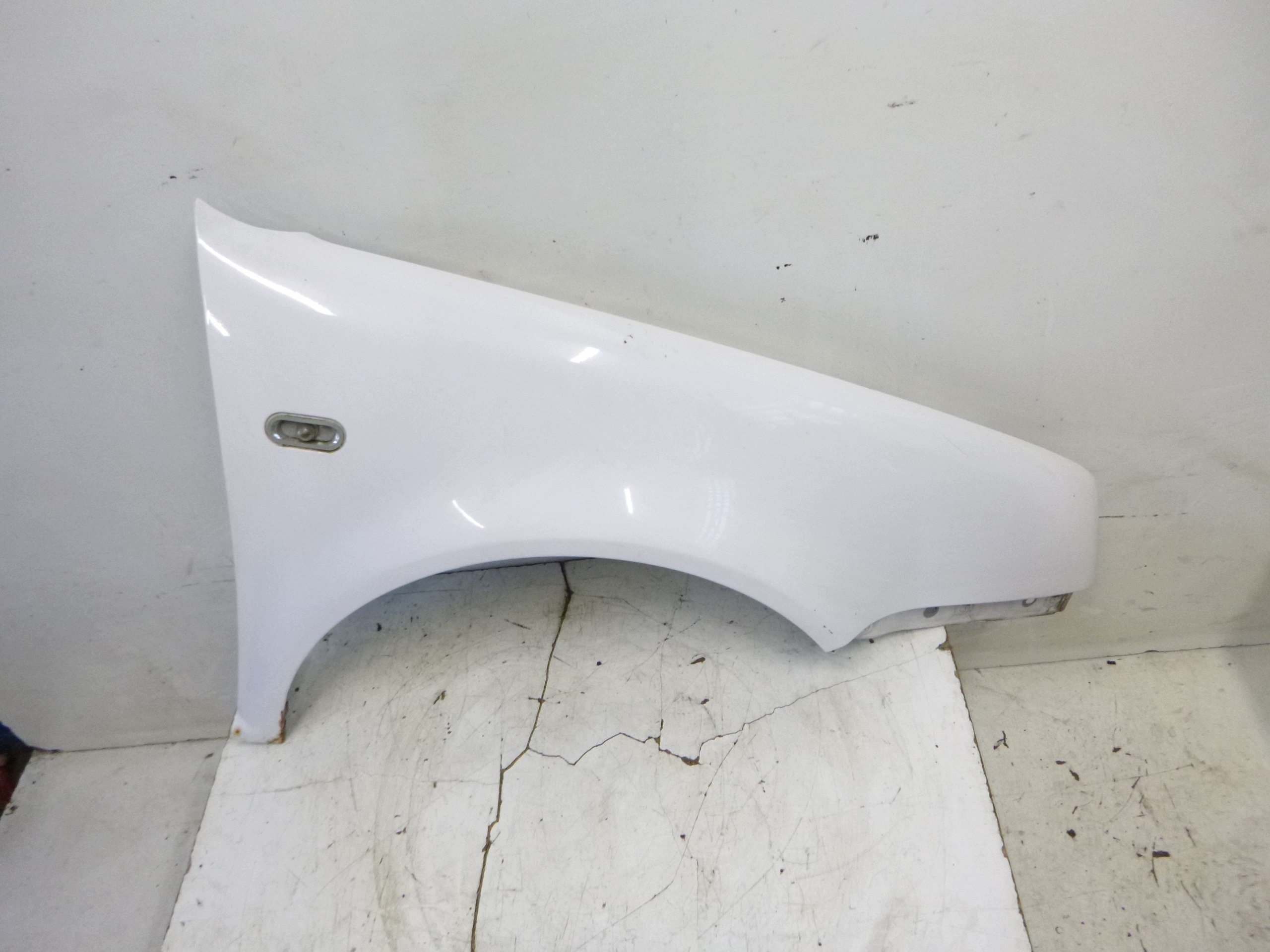 blatník přední pravý VW Golf IV 4 LB9A bílý 1997–2003