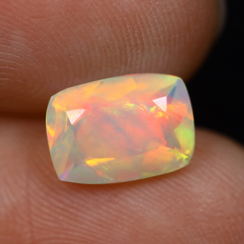 Přírodní opál 1.38 ct Cushion Etiopie certifikát Wbd
