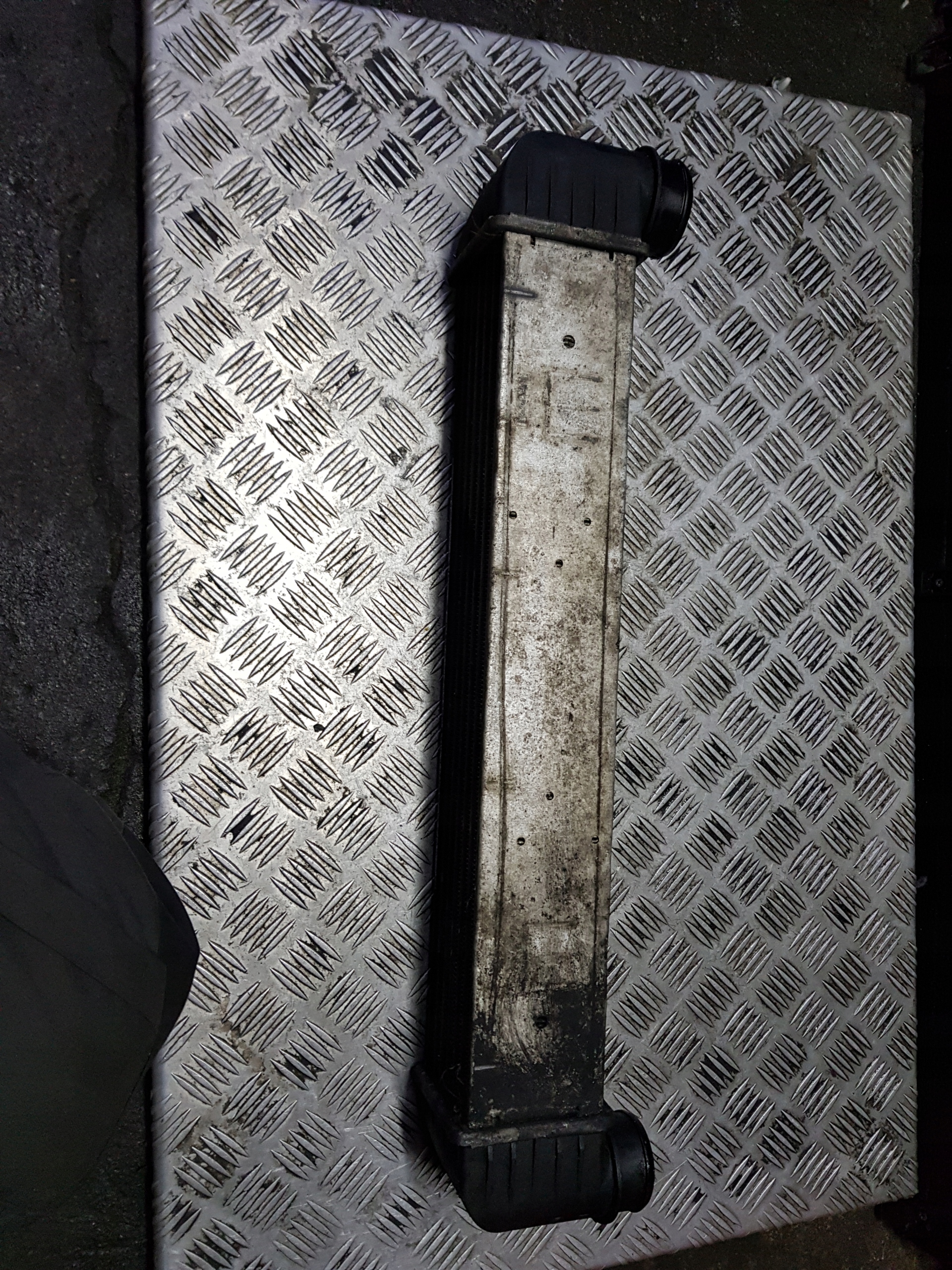 BMW E39 520 525 530 intercooler 2247359 radiator
