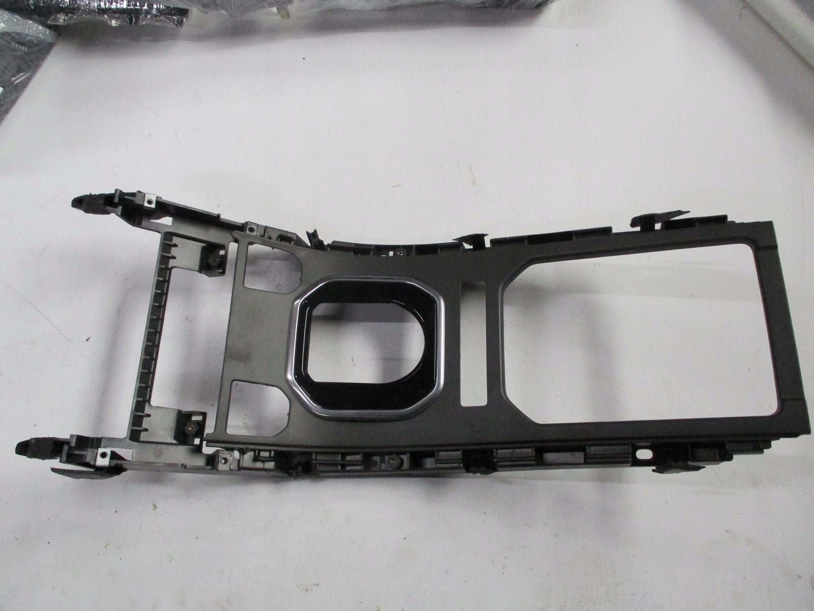 fedél PANEL TUNELU EVOQUE BJ32-045A66-AAW