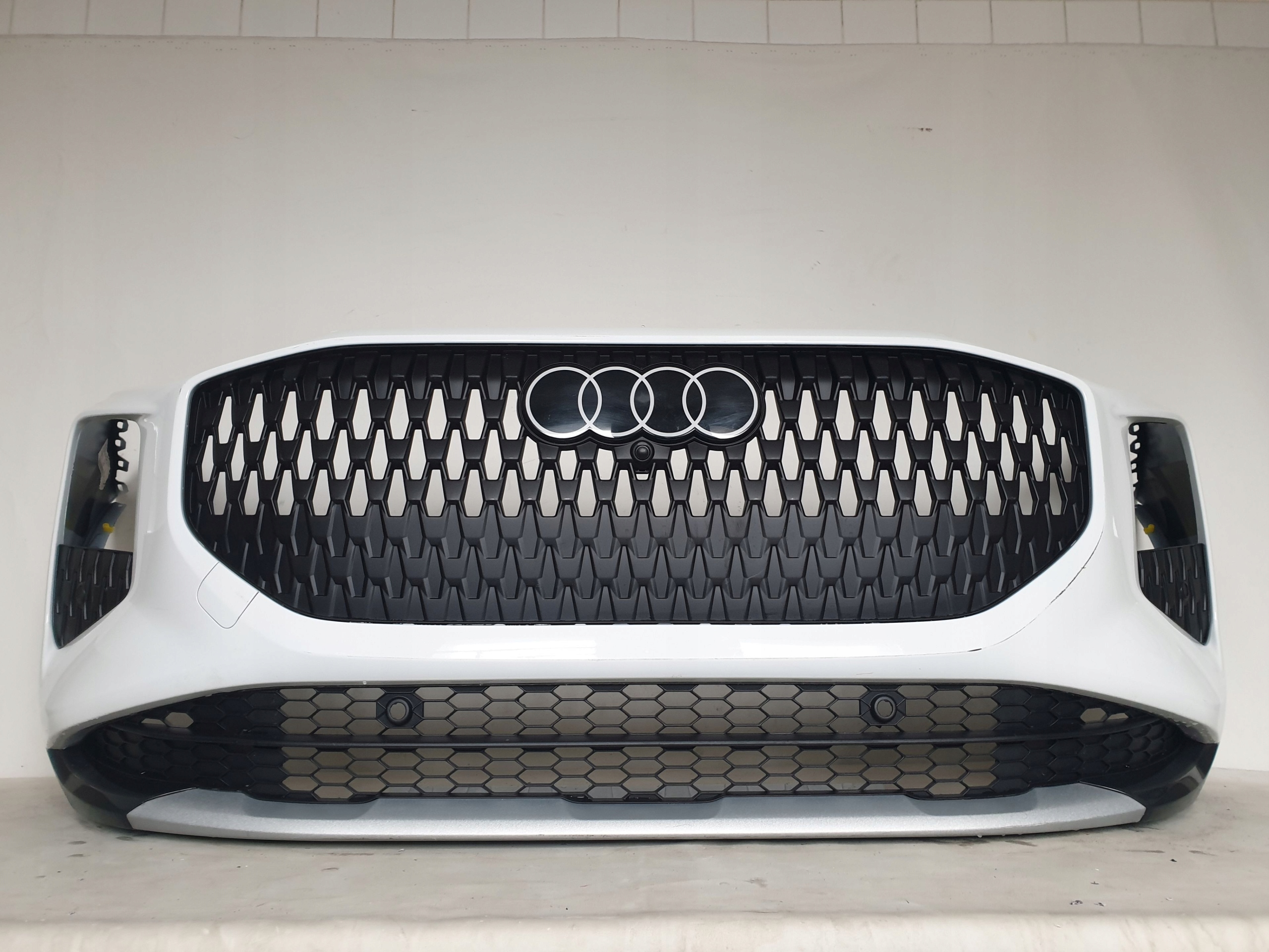 AUDI Q3 III 83H 25-> bumper front front 4 x PDC 83H807437