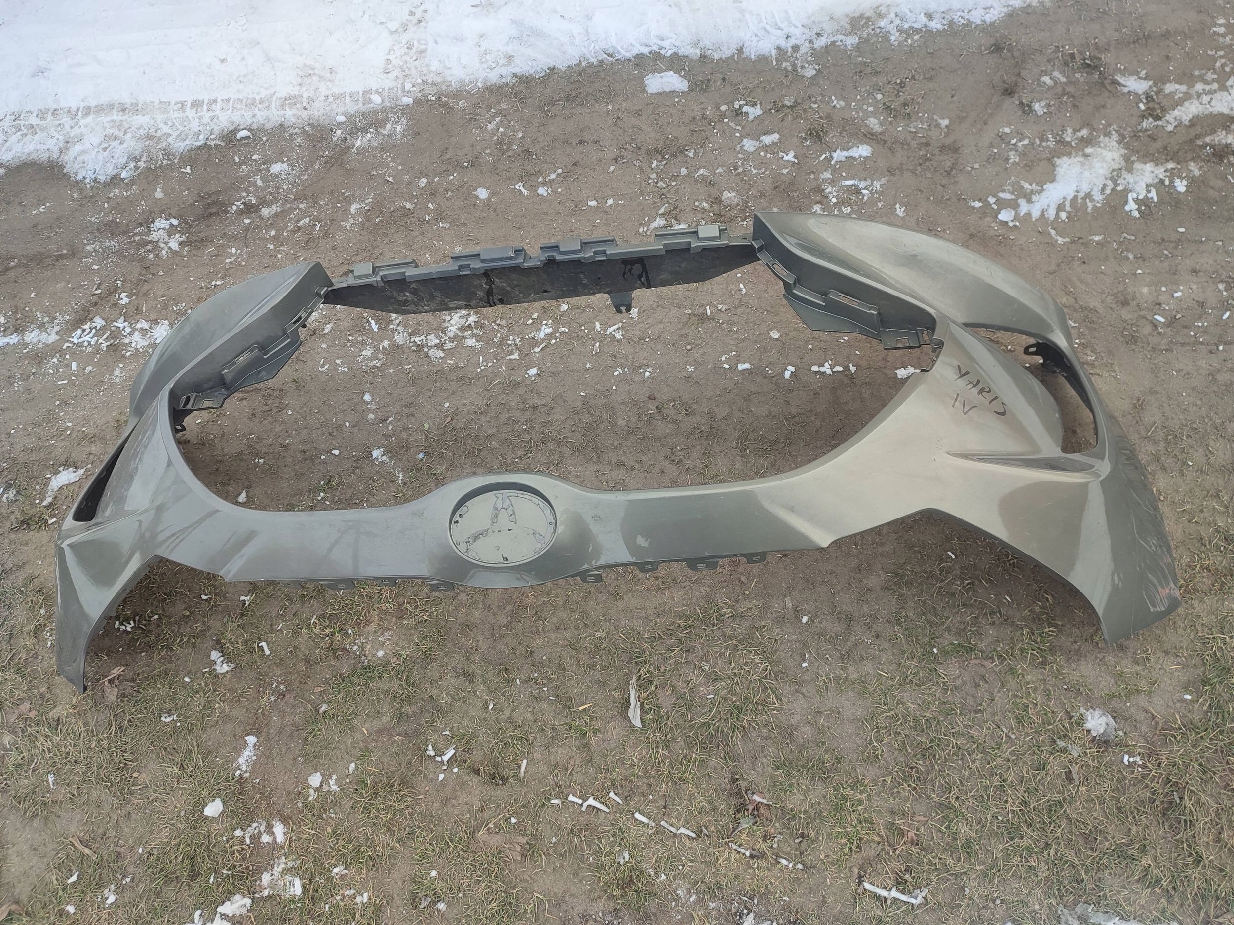 бампер передний TOYOTA YARIS IV 4