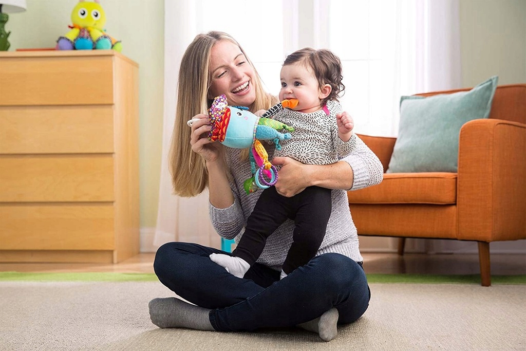 TOMY LAMAZE ZAWIESZKA SENSORYCZNA OŚMIORNICZKA Materiał karton plastik tkanina