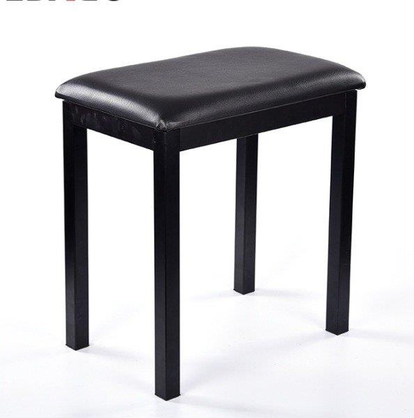 Pohodlná lavička pro hudebníka k klavíru, klávesám