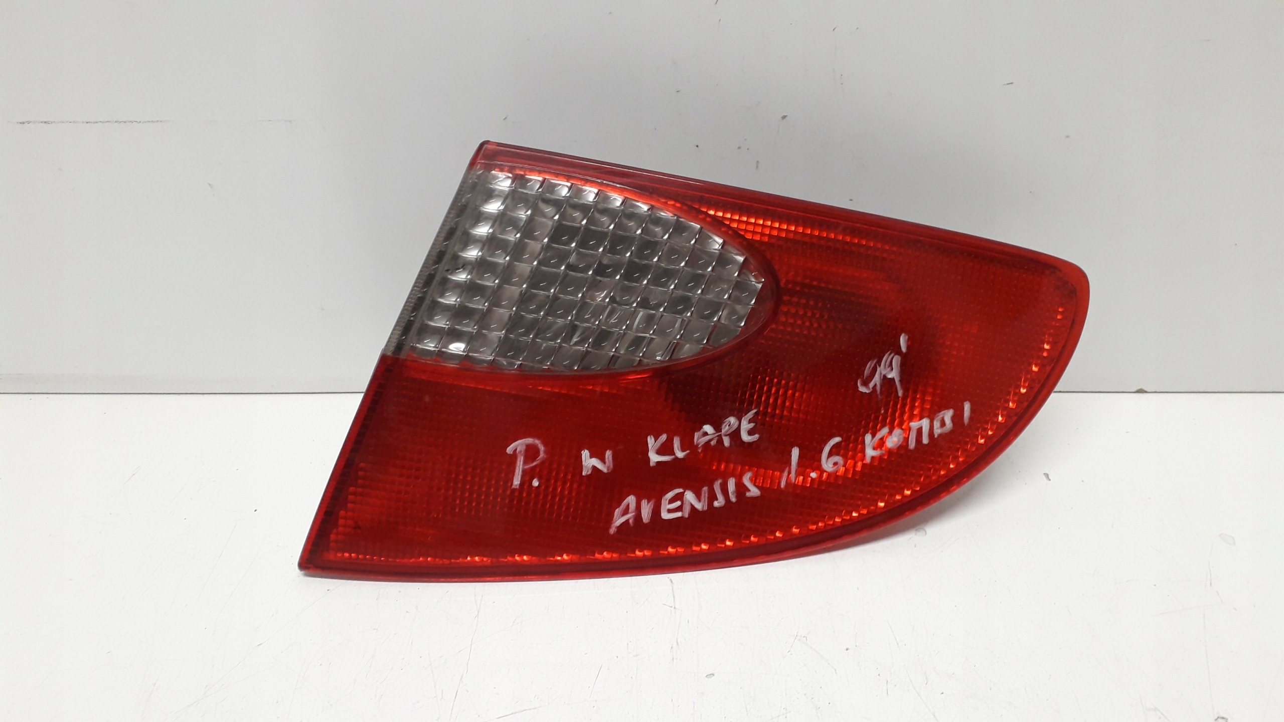 TOYOTA AVENSIS T22 KOMBI 97- LAMPA PRAWA TYLNA