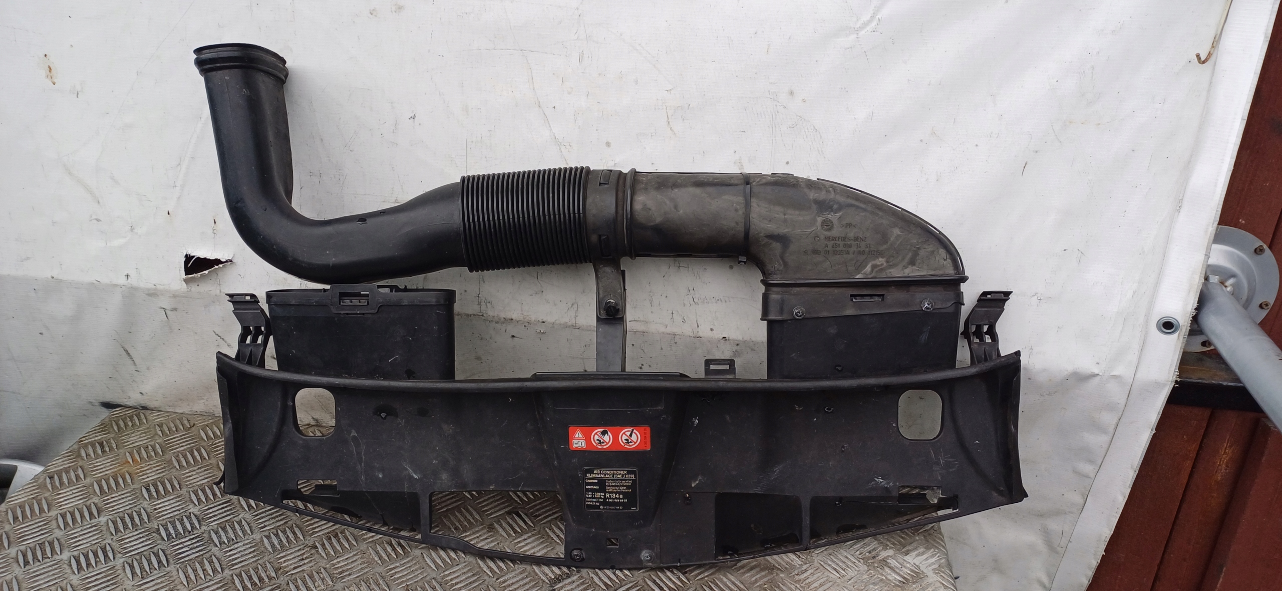 MERCEDES W212 OSŁONA PASA PRZEDNIEGO RURA DOLOTOWA Producent części Mercedes-Benz OE