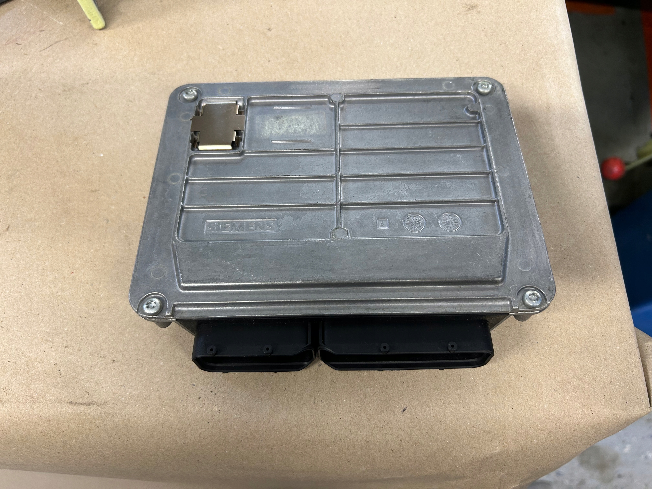 VW NEW BEETLE 2,0 computer control unit of the engine 06A906033L