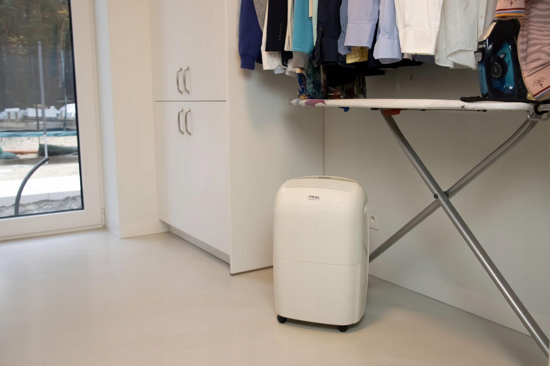 OSUSZACZ POWIETRZA POCHŁANIACZ WILGOCI FRAL DRY DIGIT 21LCD 21L / 24H CICHY Długość 27 cm