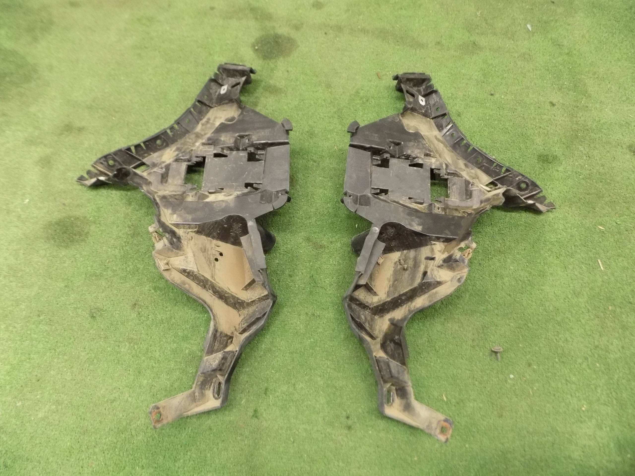 RANGE ROVER EVOQUE II L551 bumper bracket rear part K8D2-17B931-A K8D2-17B930-A