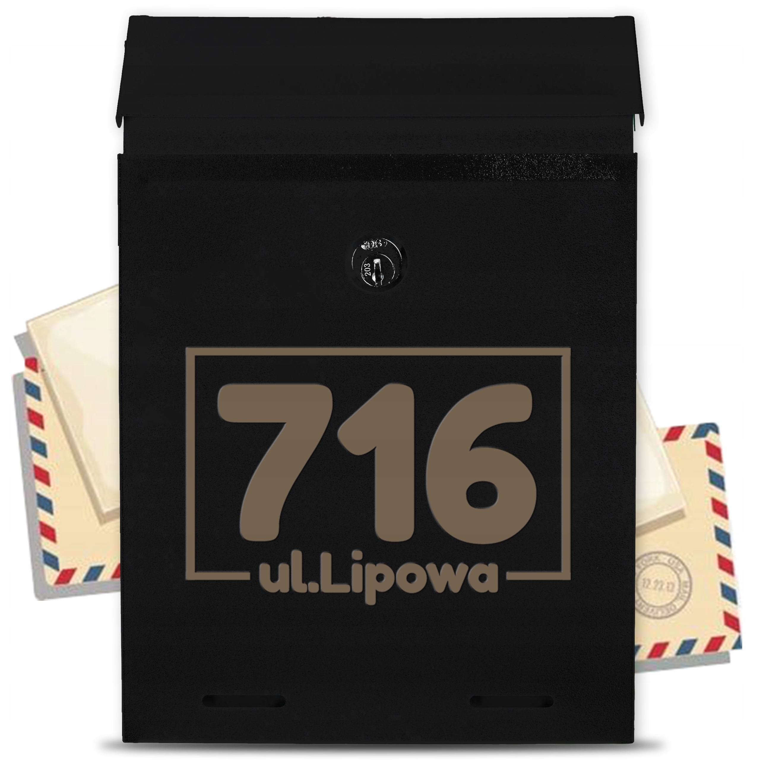 Černá poštovní schránka s personalizovanou adresou a gravírovanými vzory