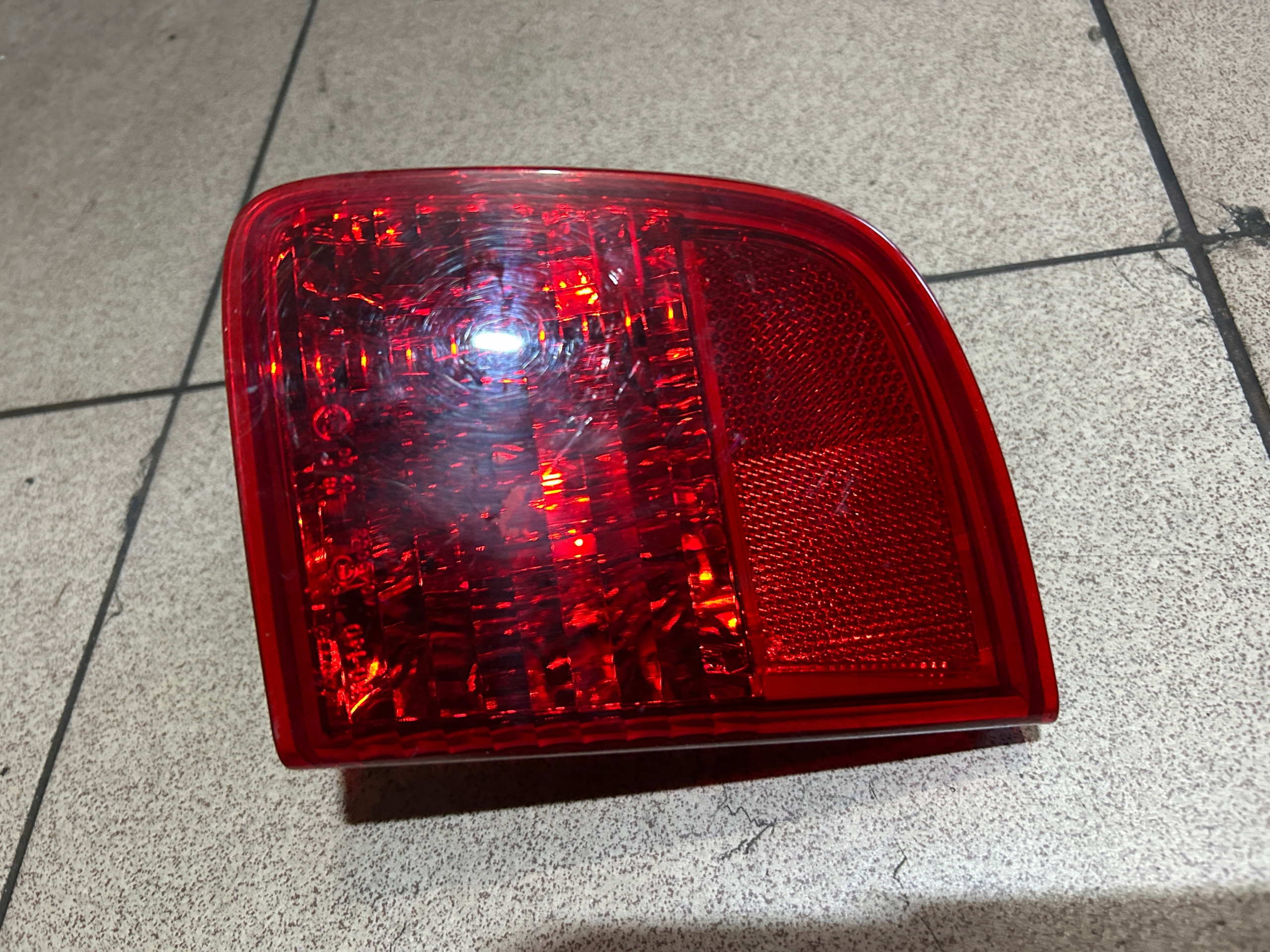 LAMPA PRAWY TYŁ LAND CRUISER 200 Producent części Toyota OE