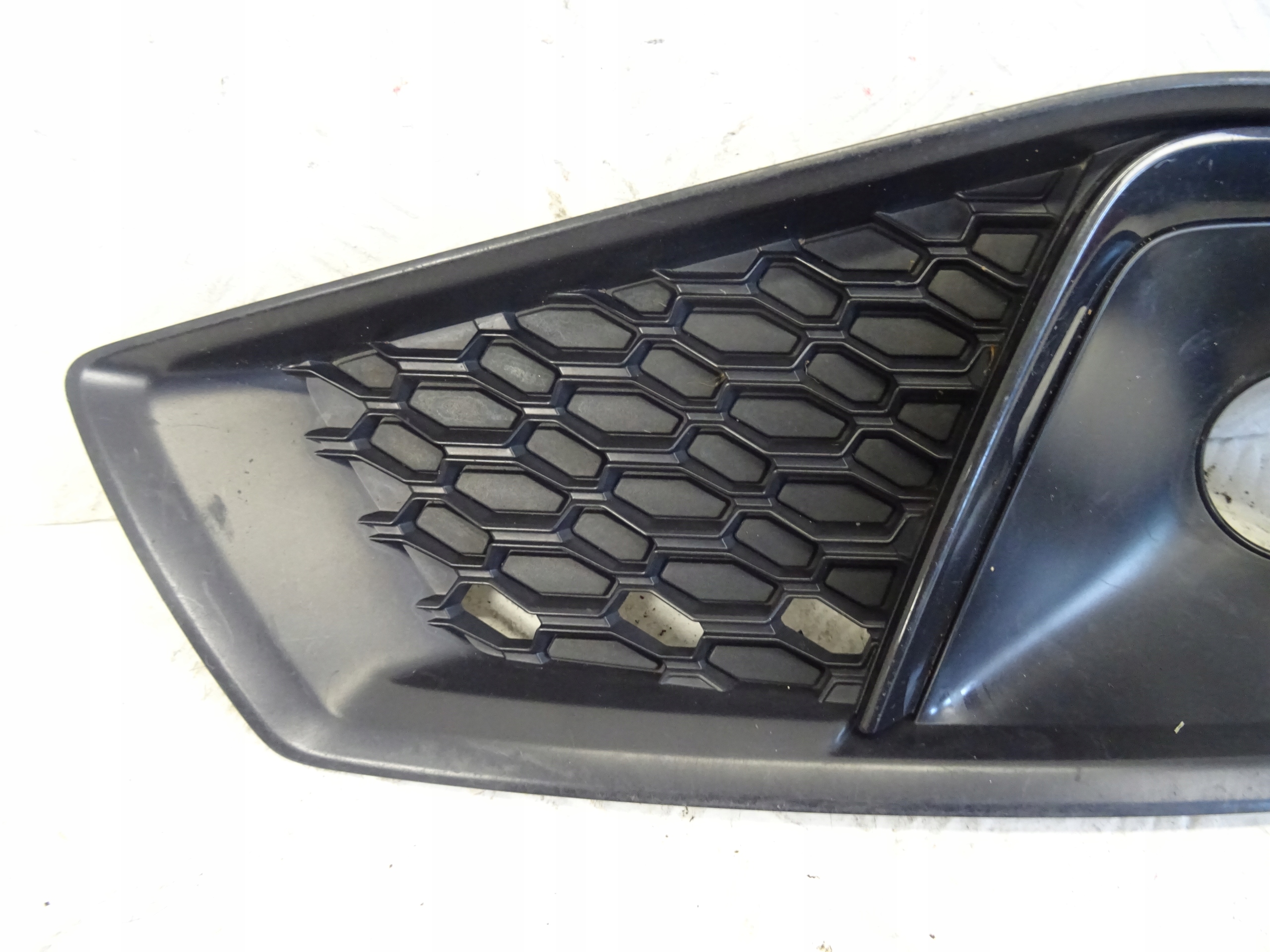 grid of a bumper front front right AUDI A4 B9 LIFT S-LINE 8W0807682