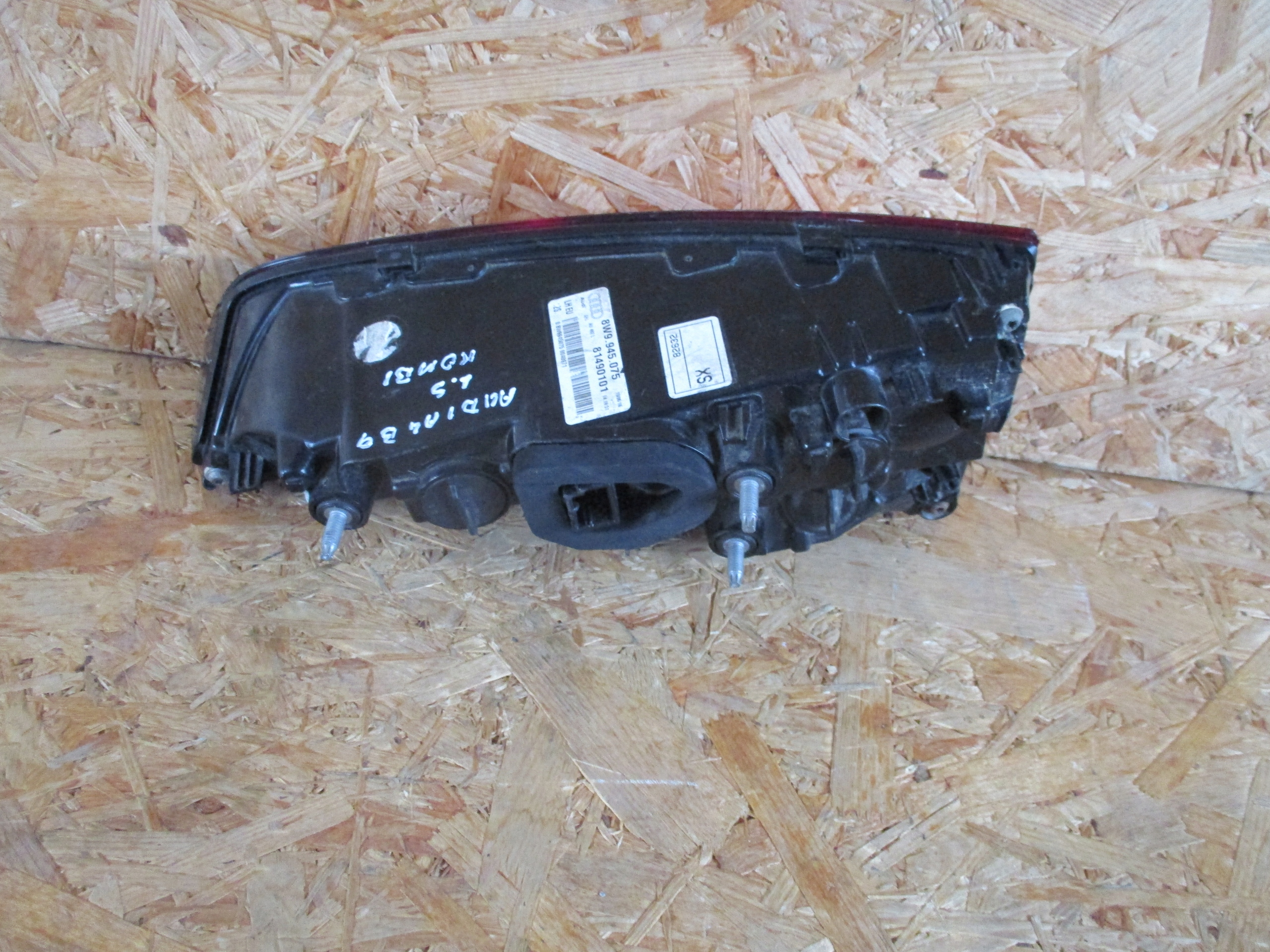 AUDI A4 B9 KOMBI light left rear to the bonnet