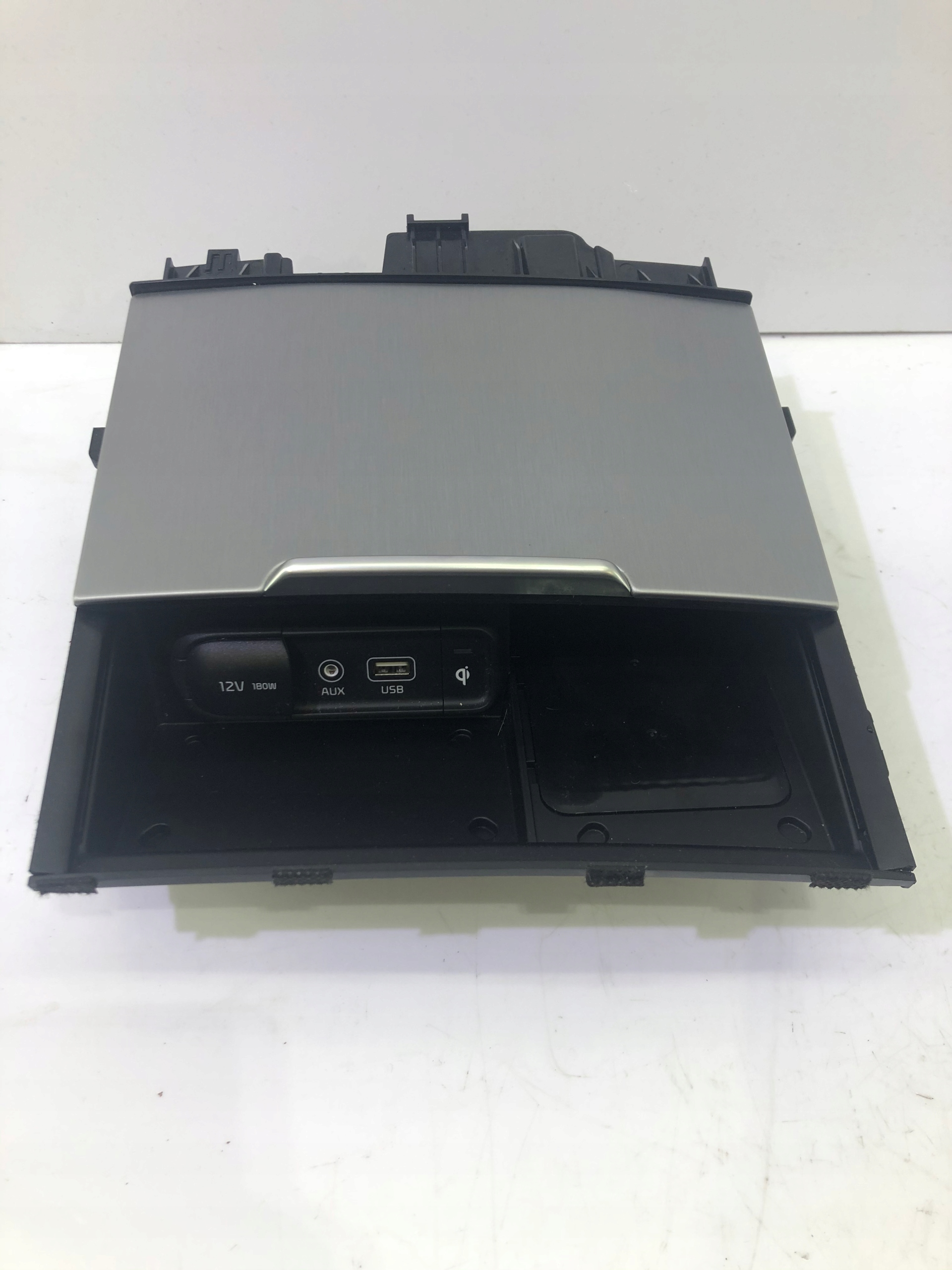 84680-j5600 - KIA STINGER USB AUX ІНДУКЦІЙНИЙ ЗАРЯДНИЙ ПРИСТРІЙ