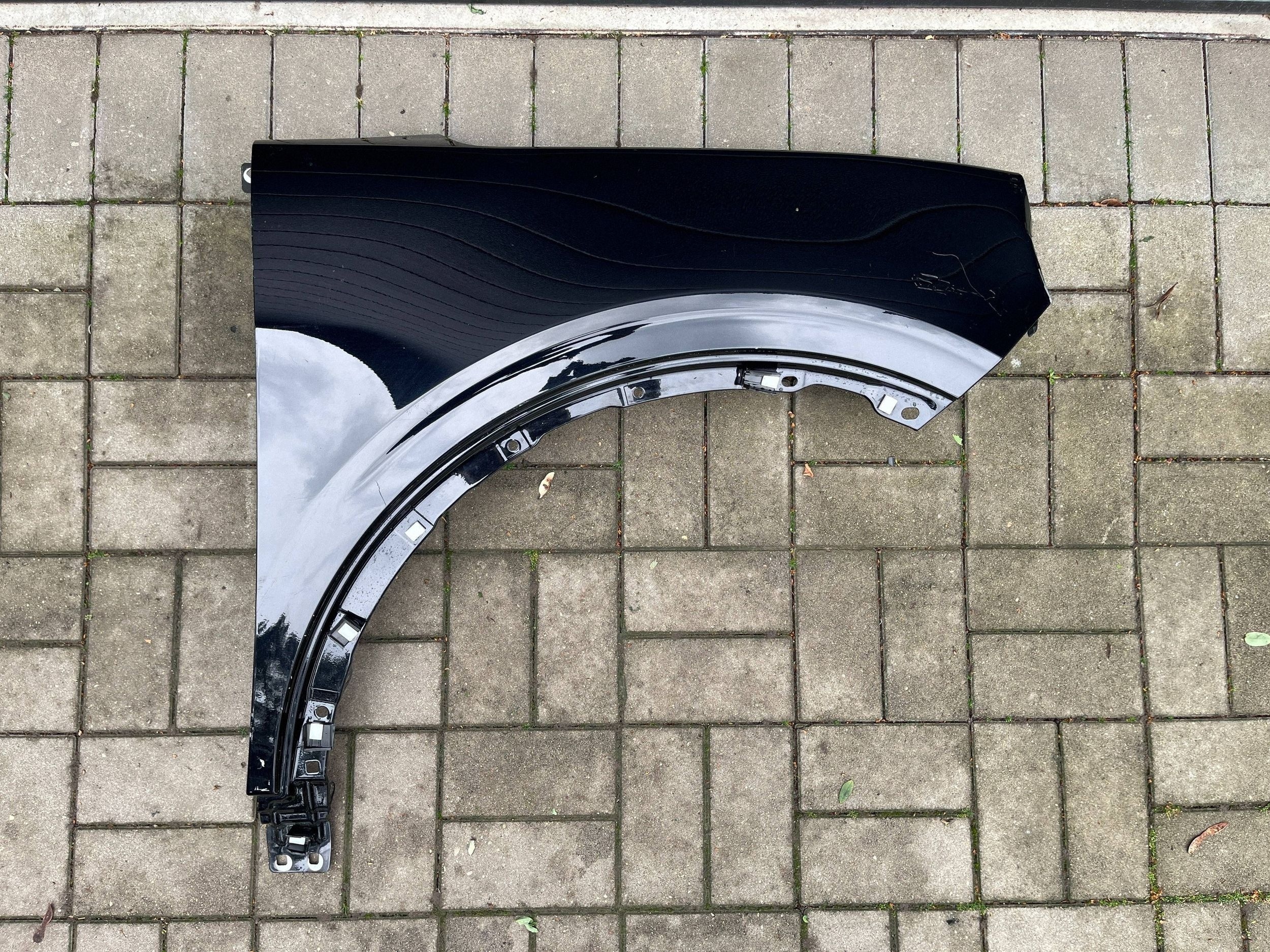 Ford Explorer EV 24- blatník pravý předek přední