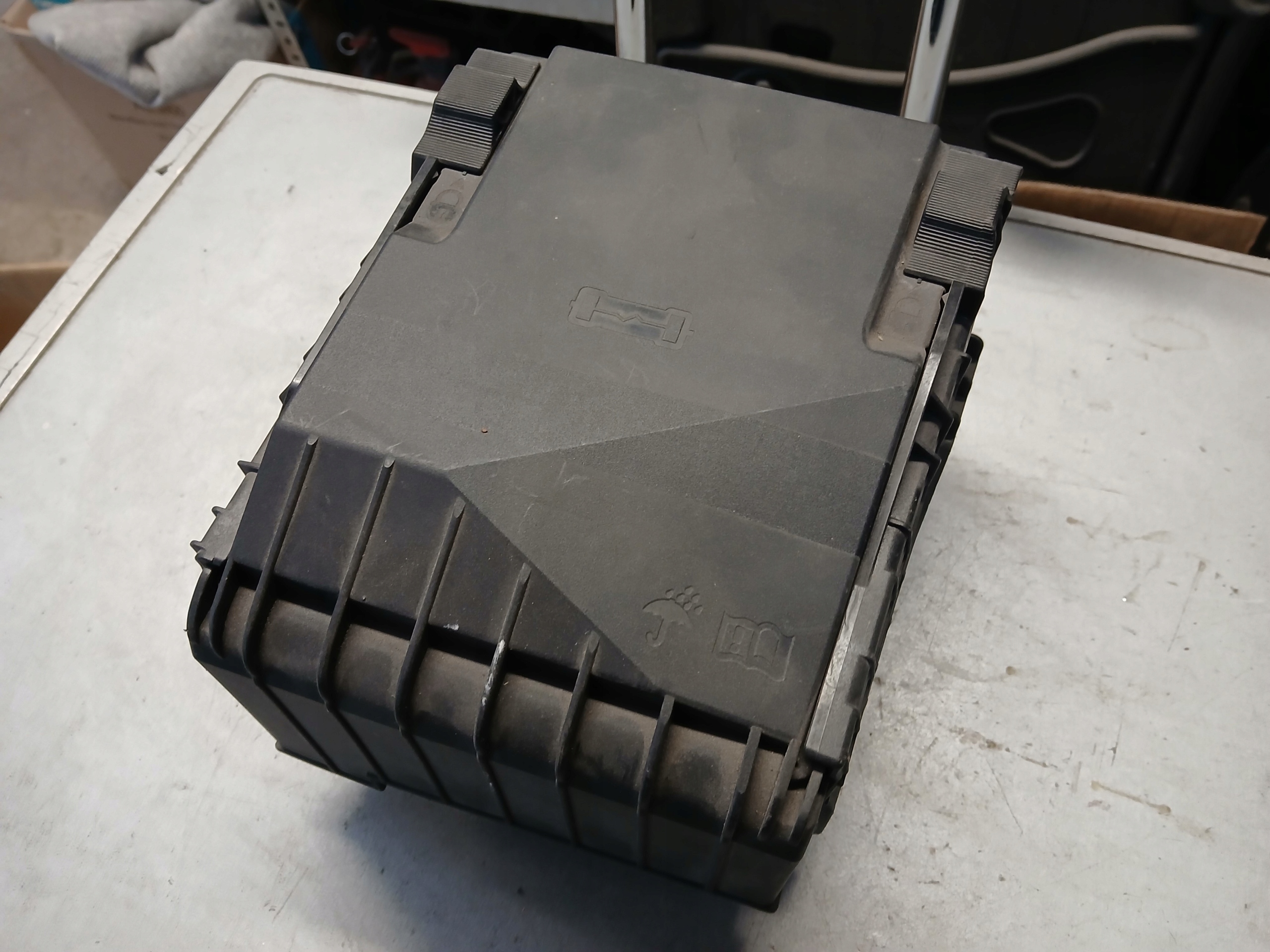 SKRZYNKA BEZPIECZNIKÓW OBUDOWA AUDI TT 8J