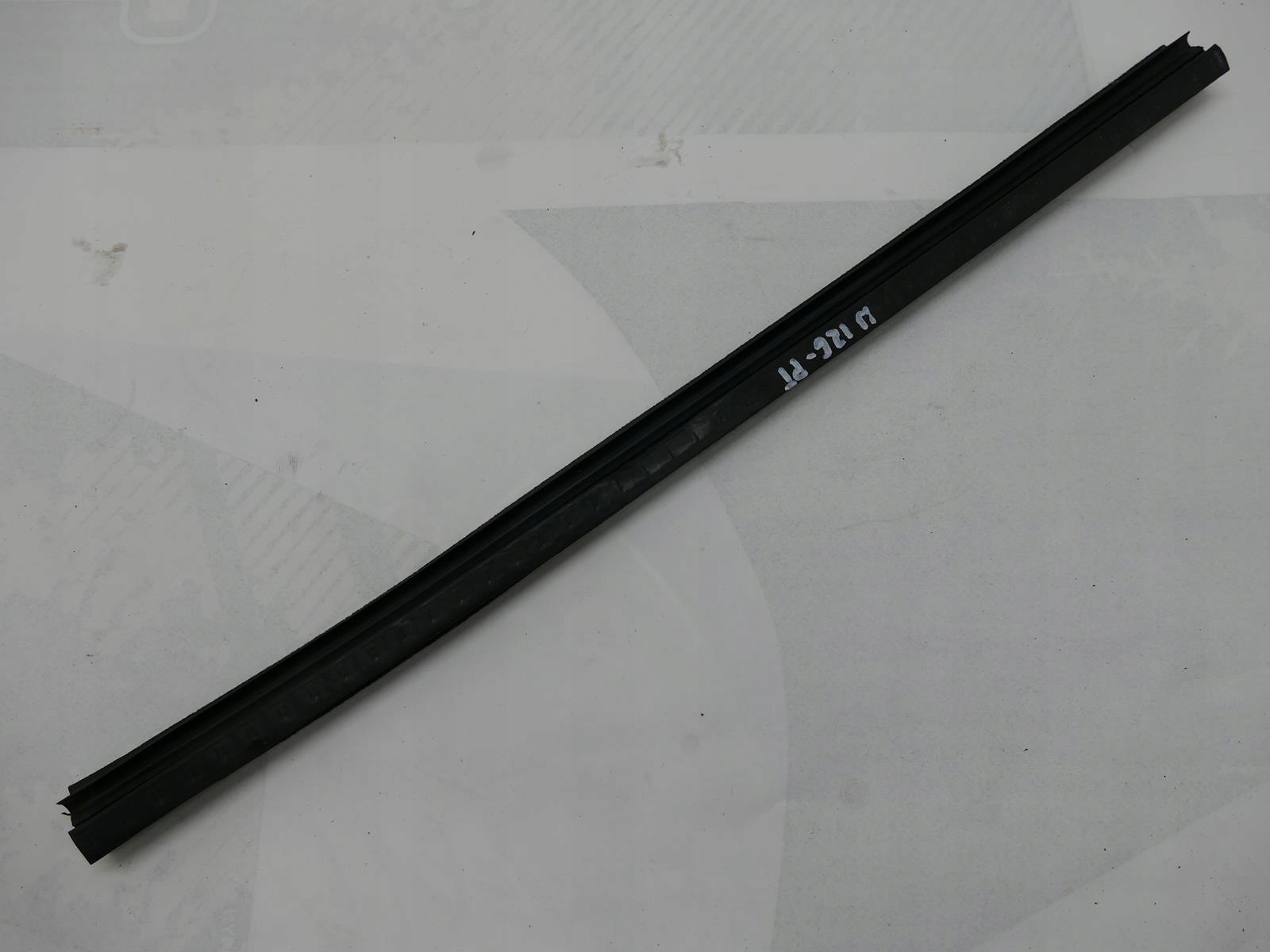 MERCEDES S W126 SE moulding dust right rear part