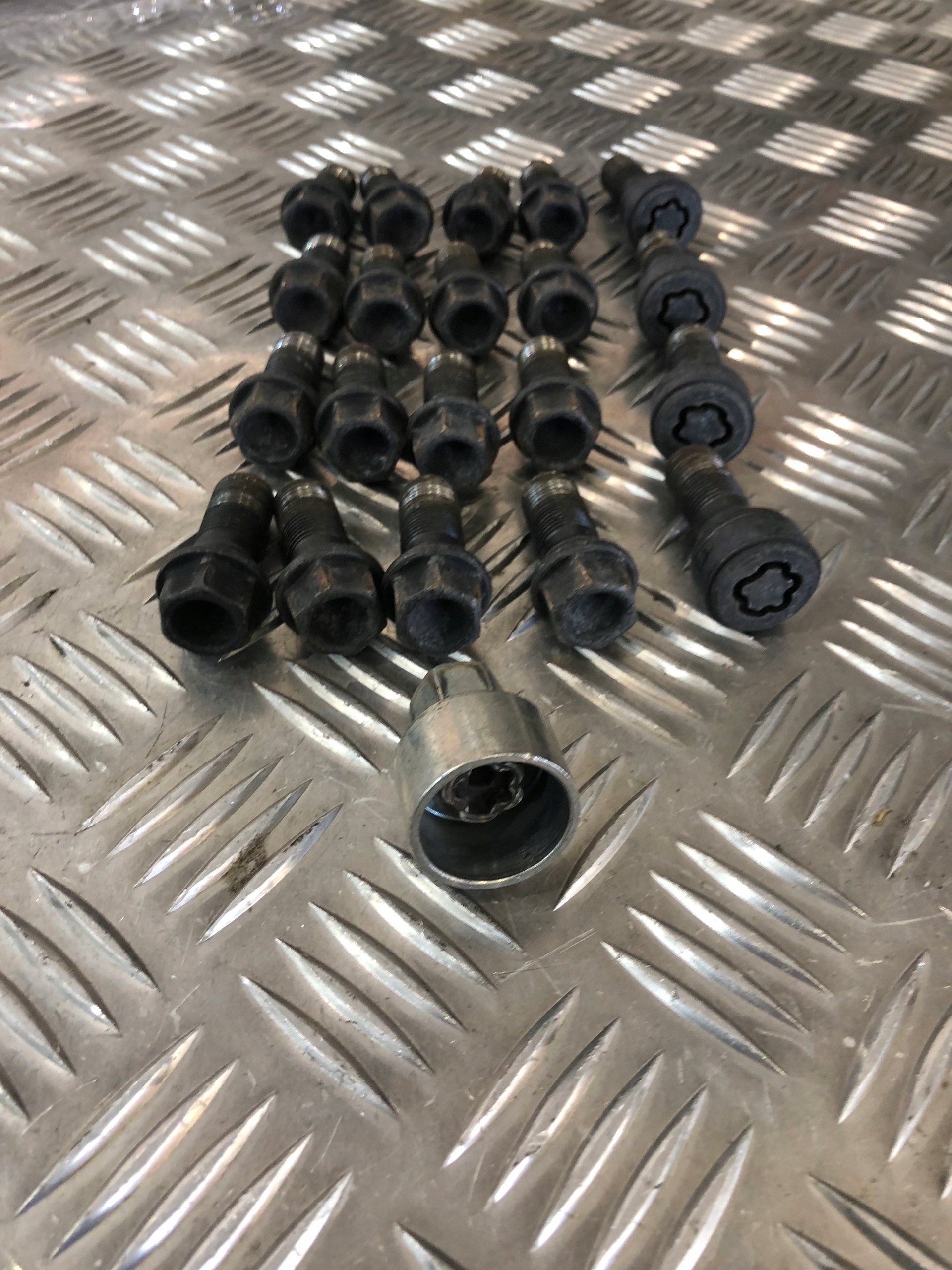 SZPILKA SZPILKI SRUBA DO KOLA BMW 5 F10 F11