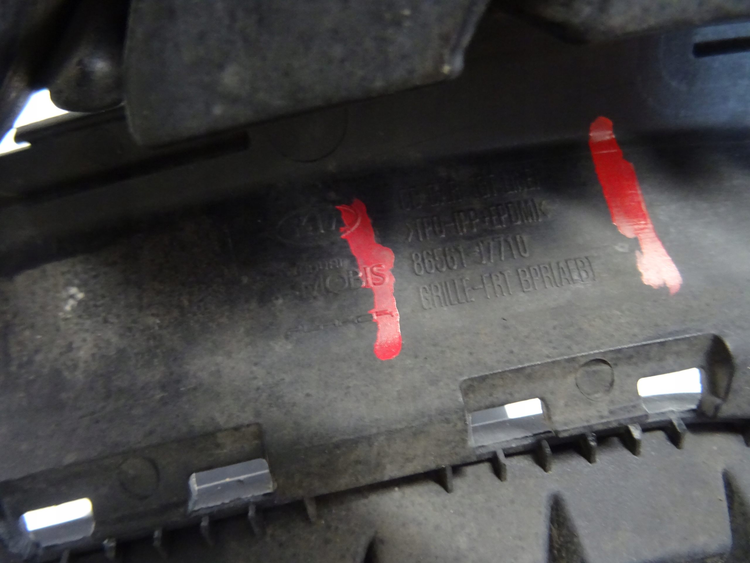 grid of a bumper front front central KIA CEED III GT-LINE 8656117710