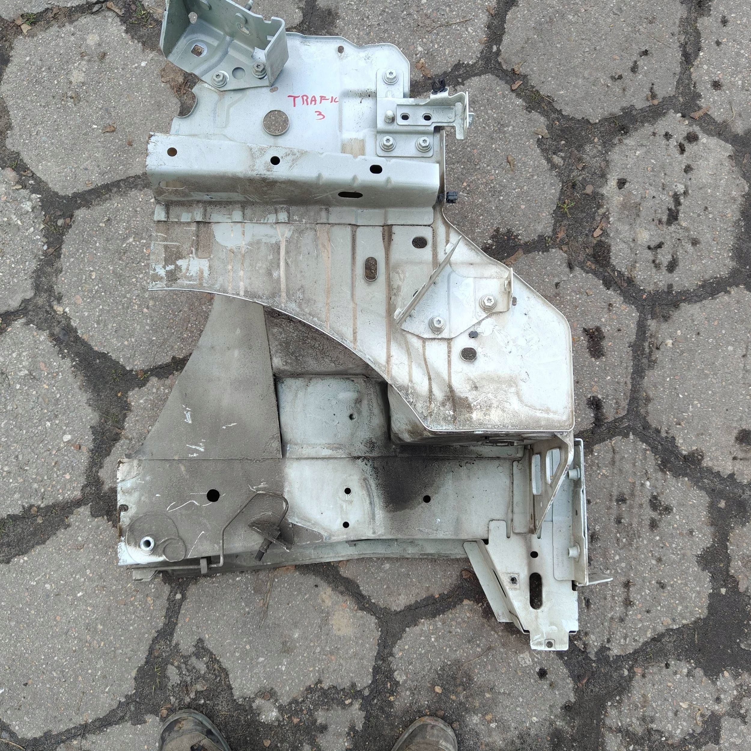 quarter front front side right Renault Trafic III (X82)