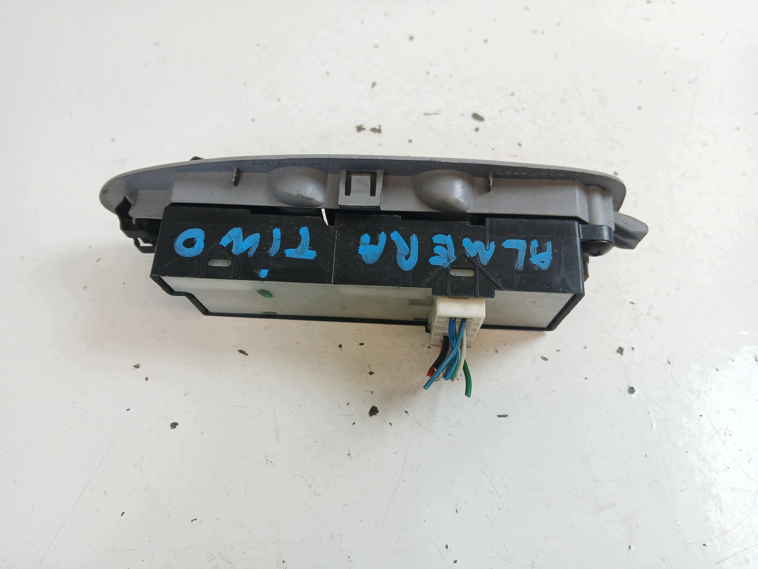 NISSAN ALMERA TINO PANEL okna levý předek