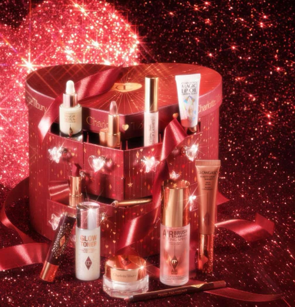 Адвент-календарь Charlotte Tilbury Beauty Treasure Chest of Love, косметика для макияжа и ухода — фото 3