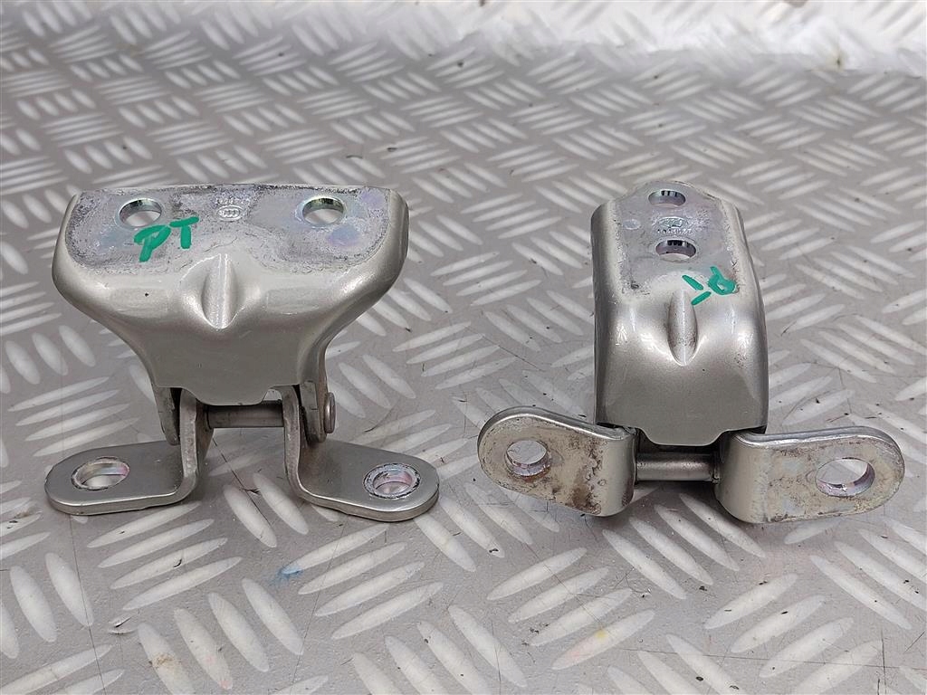 Zawiasy drzwi tył prawy Kia Carens IV K3Y CAMDEN BEIGE Strona zabudowy tył - prawa