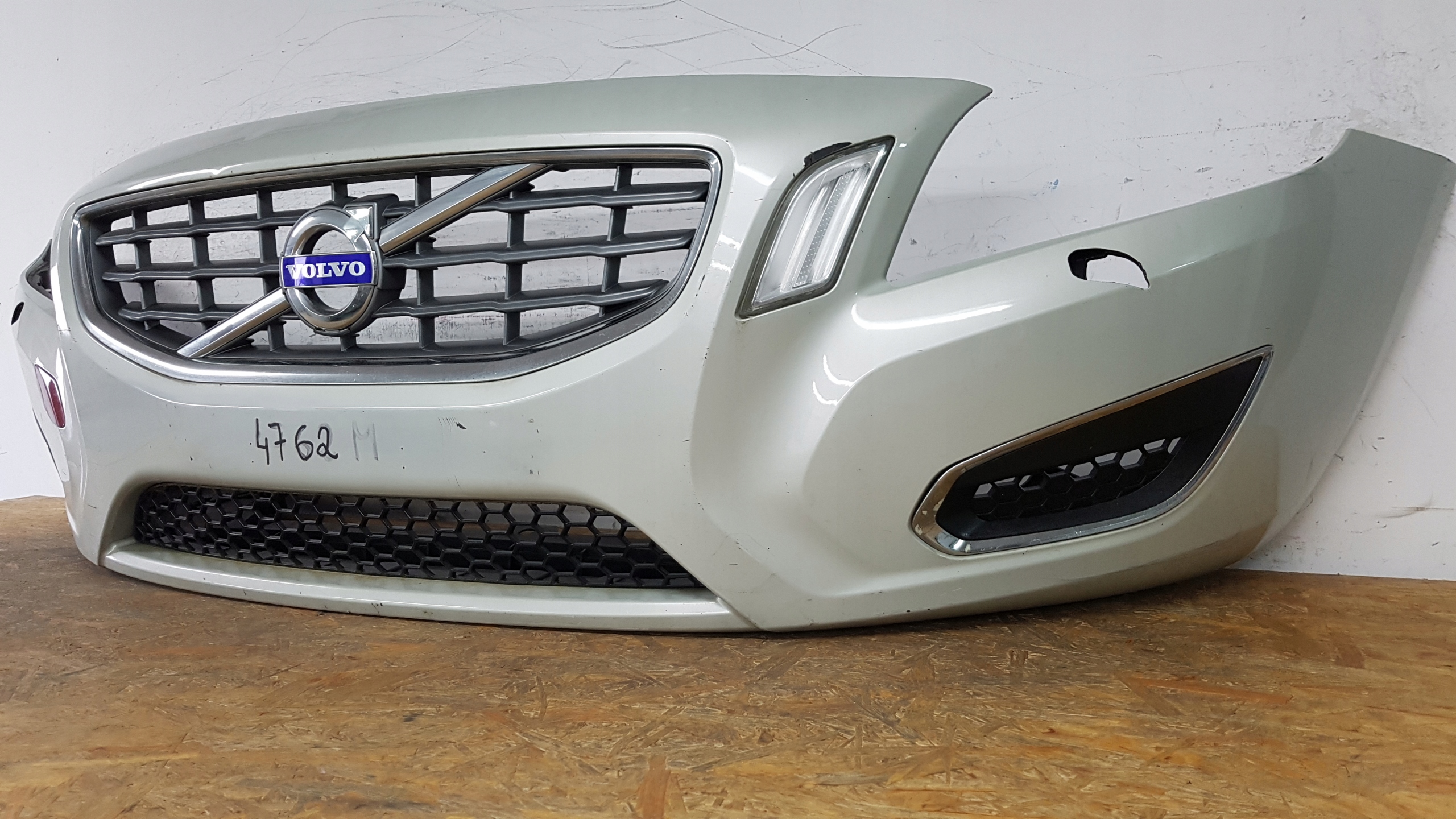VOLVO S60 V60 2010 - nárazník předek 4762