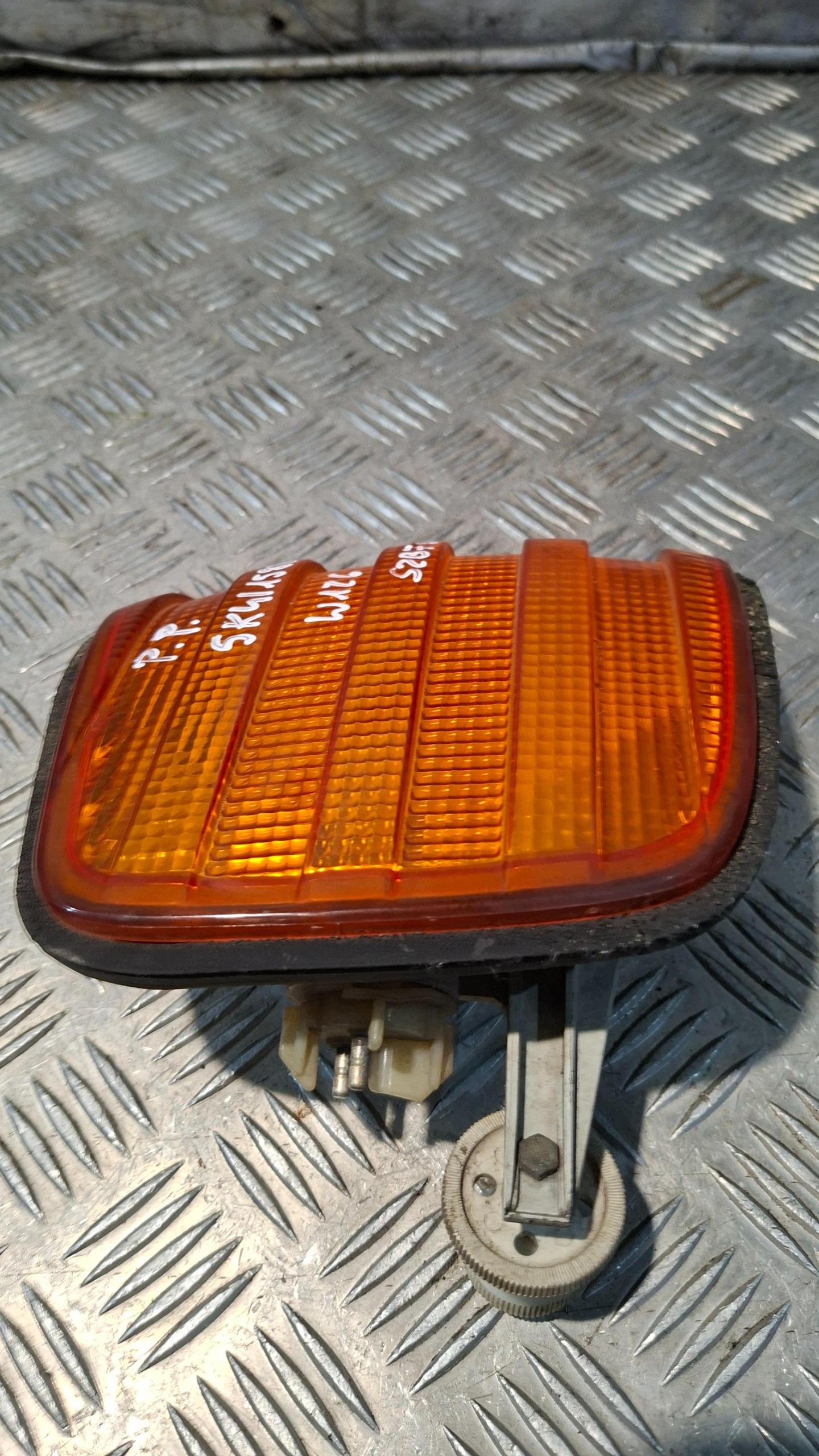 indicator right front MERCEDES W126