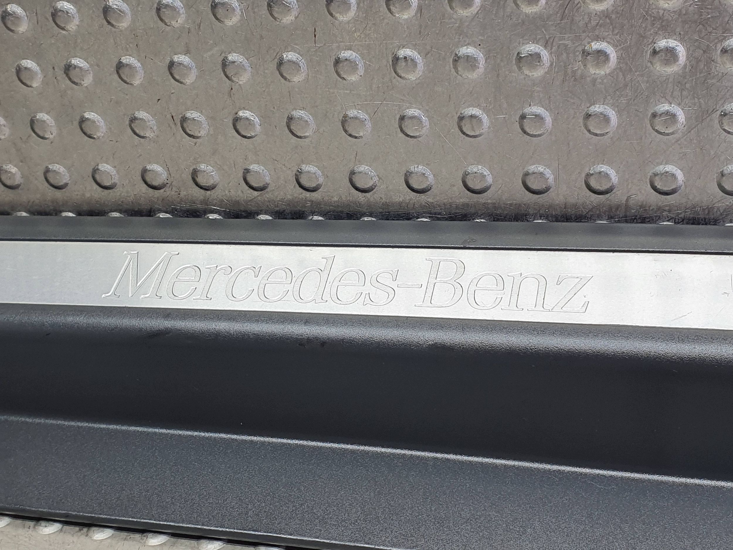 lišta prahová pravý předek A2036800835 MERCEDES W203