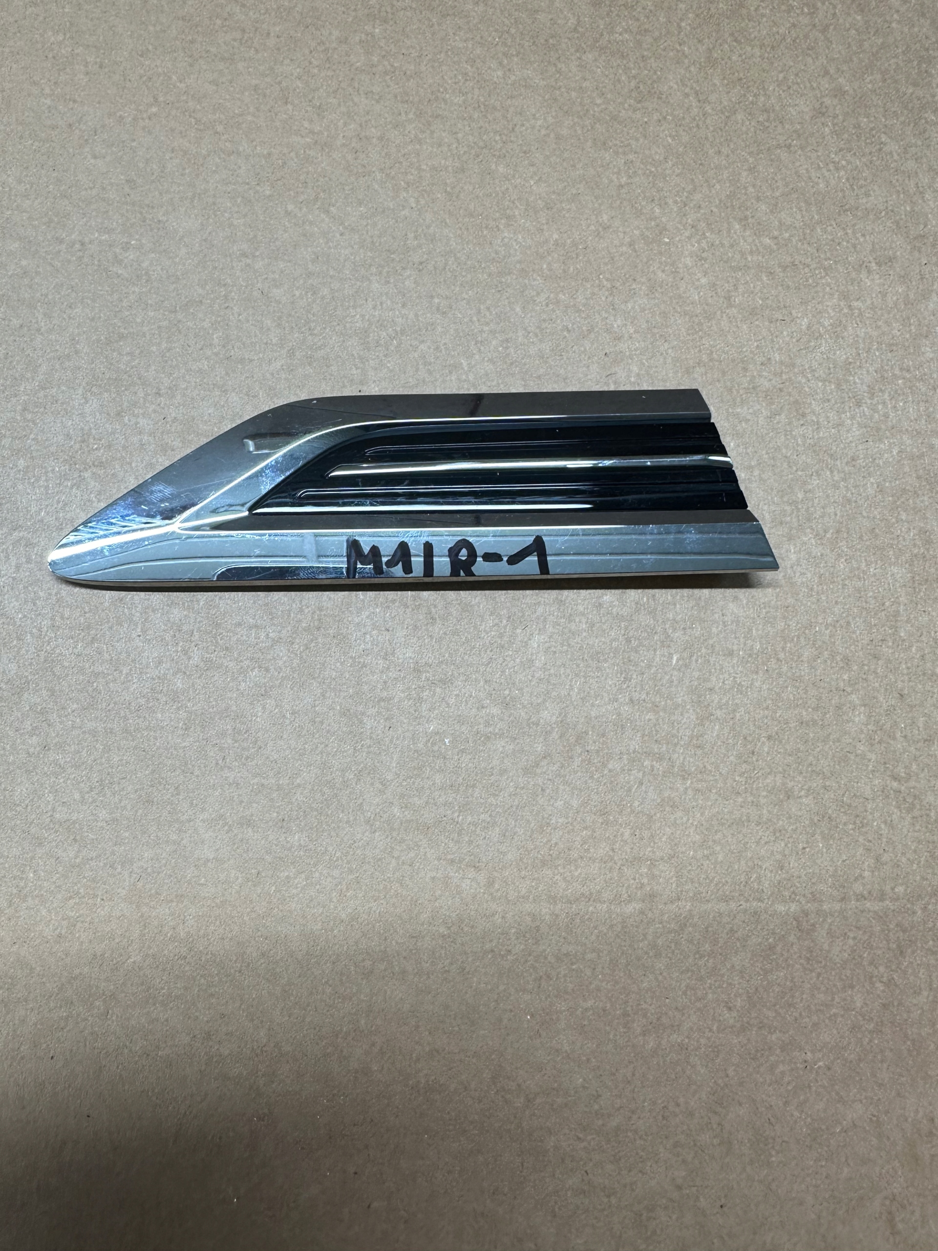 VOLKSWAGEN TIGUAN EMBLEMAT BŁOTNIKA 5NG853689B