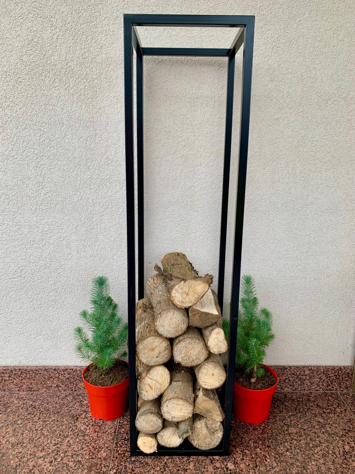 Stojak na drewno kominkowe.