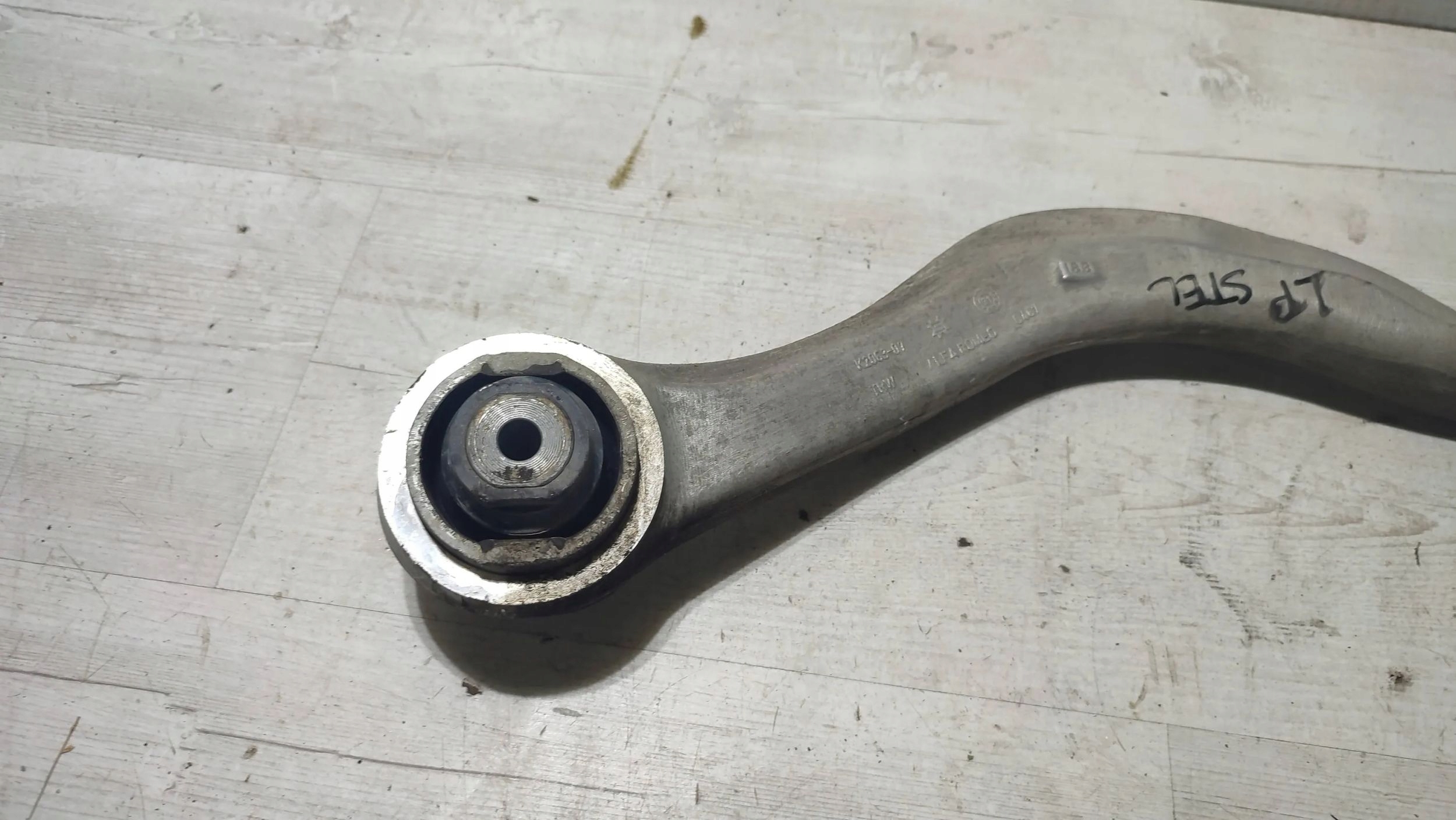 arm front front side left Alfa Romeo Stelvio 71611