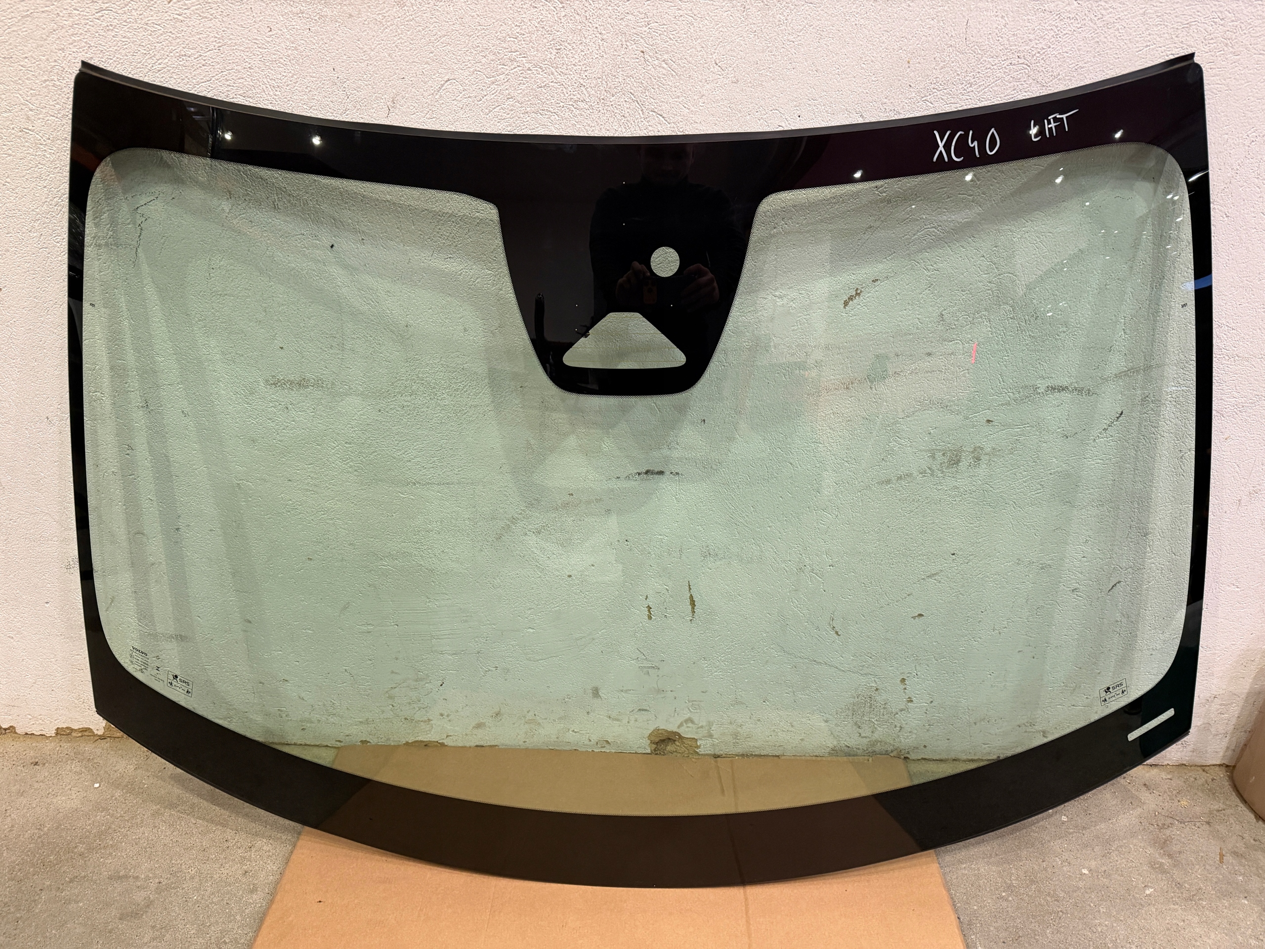 VOLVO XC40 LIFT 22-25 SZYBA PRZEDNIA CZOLOWA