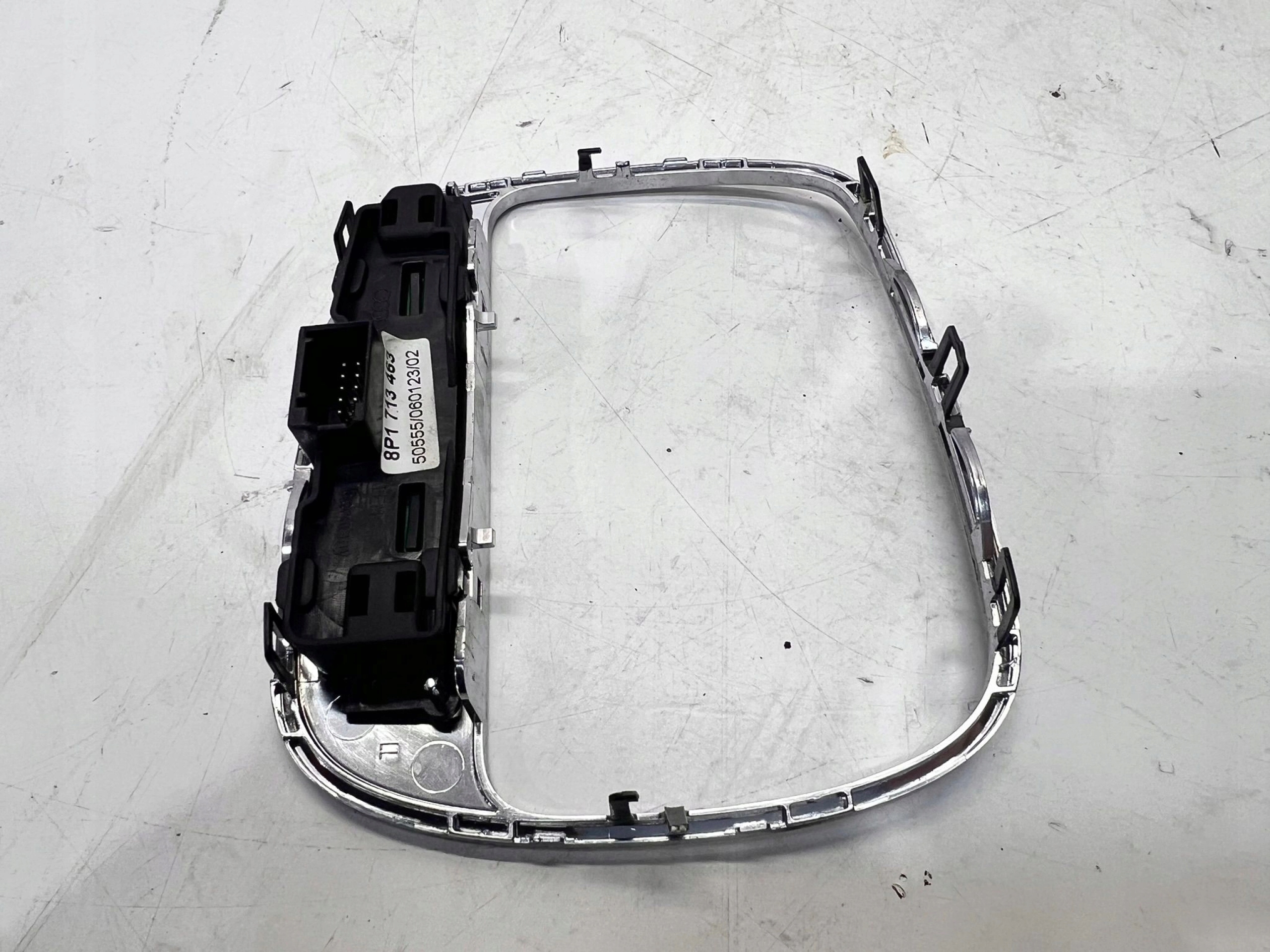rám kulisy převodů AUDI A3 8P 8P1713463 CHROM