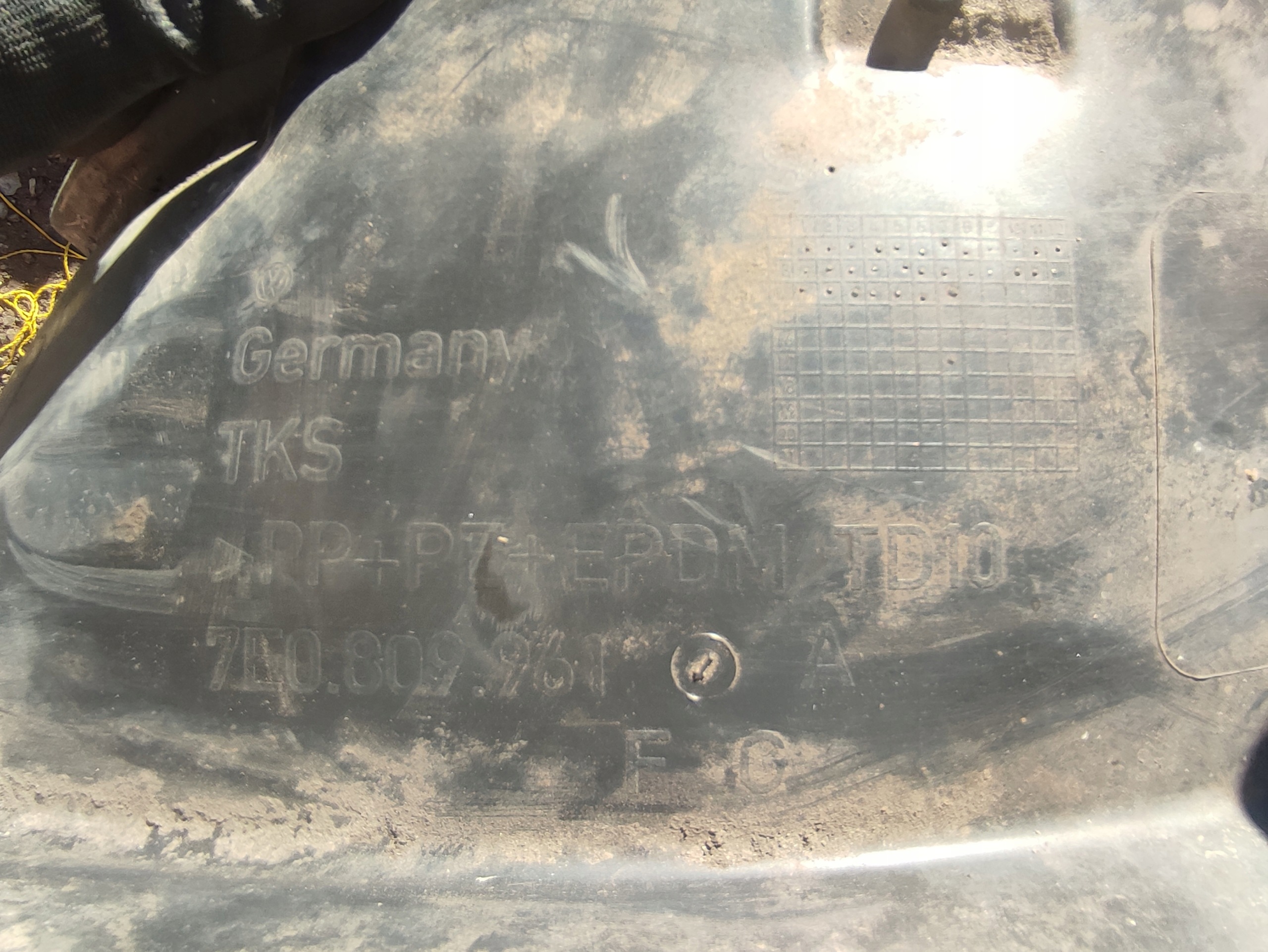 mudguard left front front left VOLKSWAGEN T5 7E0809961F