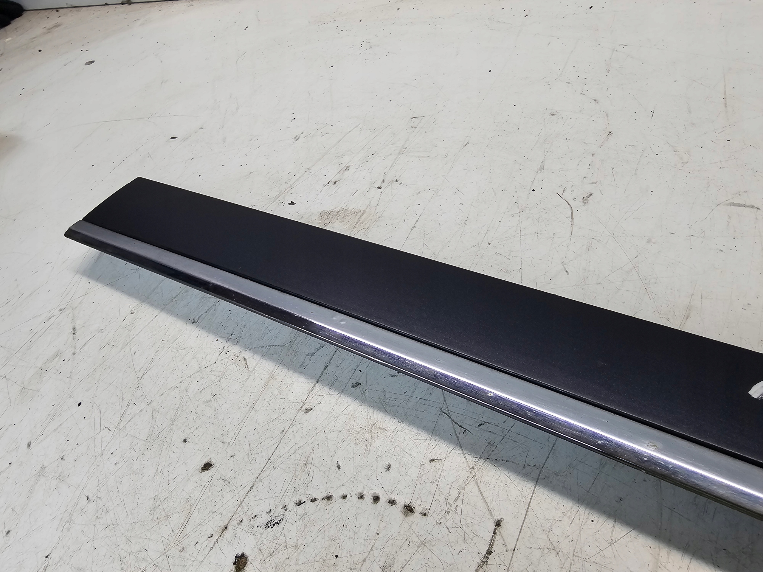 moulding lower door left front AUDI A6 C6 LIFT LZ7Q