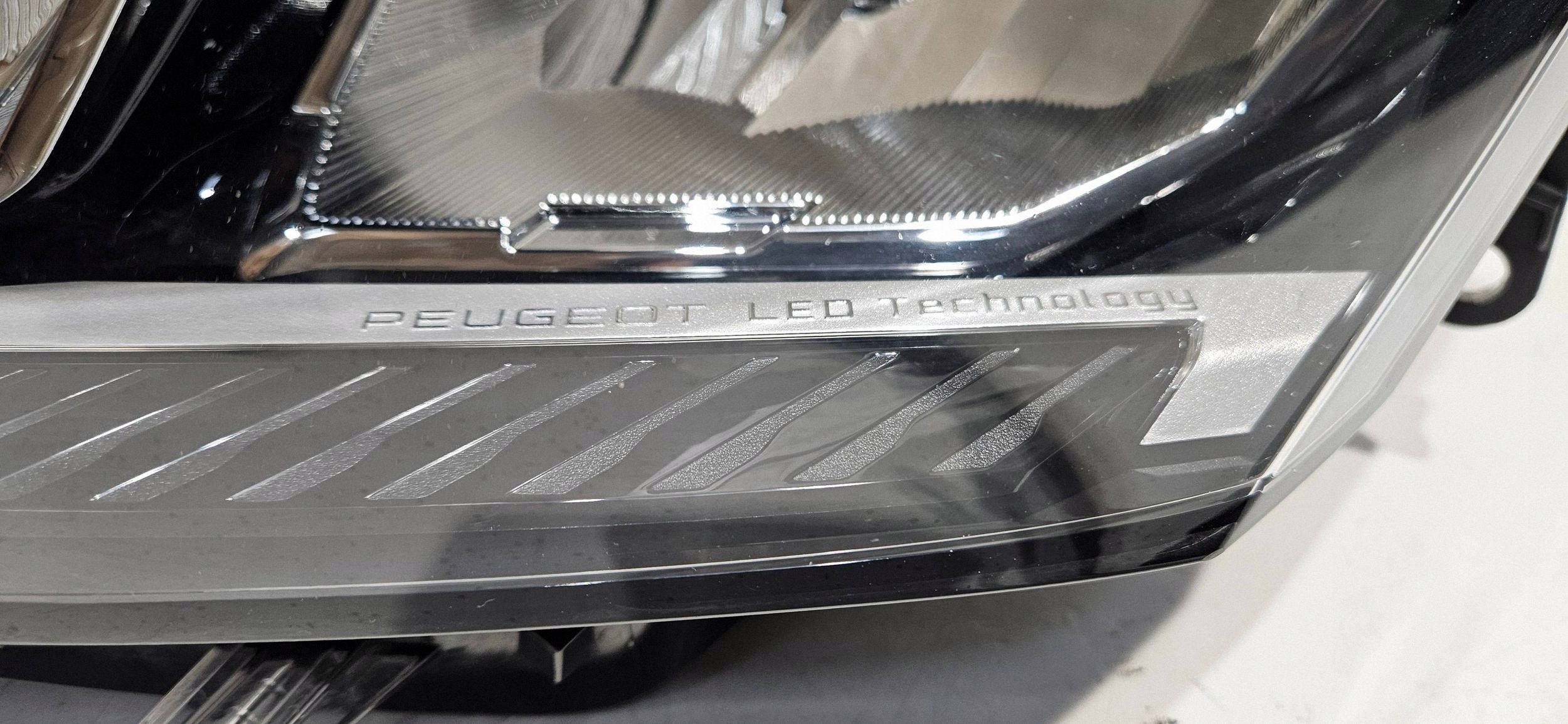 light left front FULL LED PEUGEOT 308 III T10 21- original 9851673380