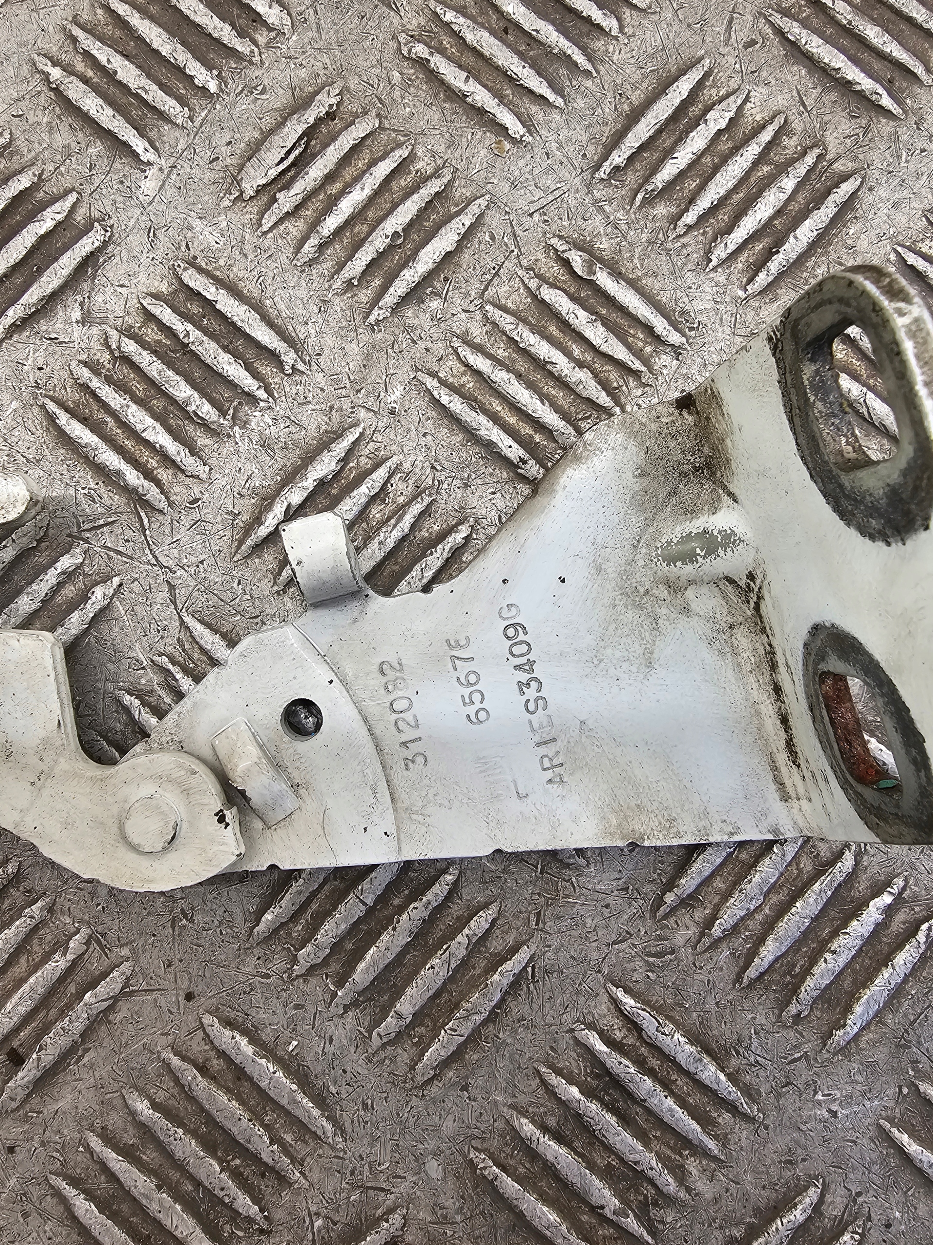 Trafic II Vivaro hinge bonnets left right 312083 312082 65677 65667