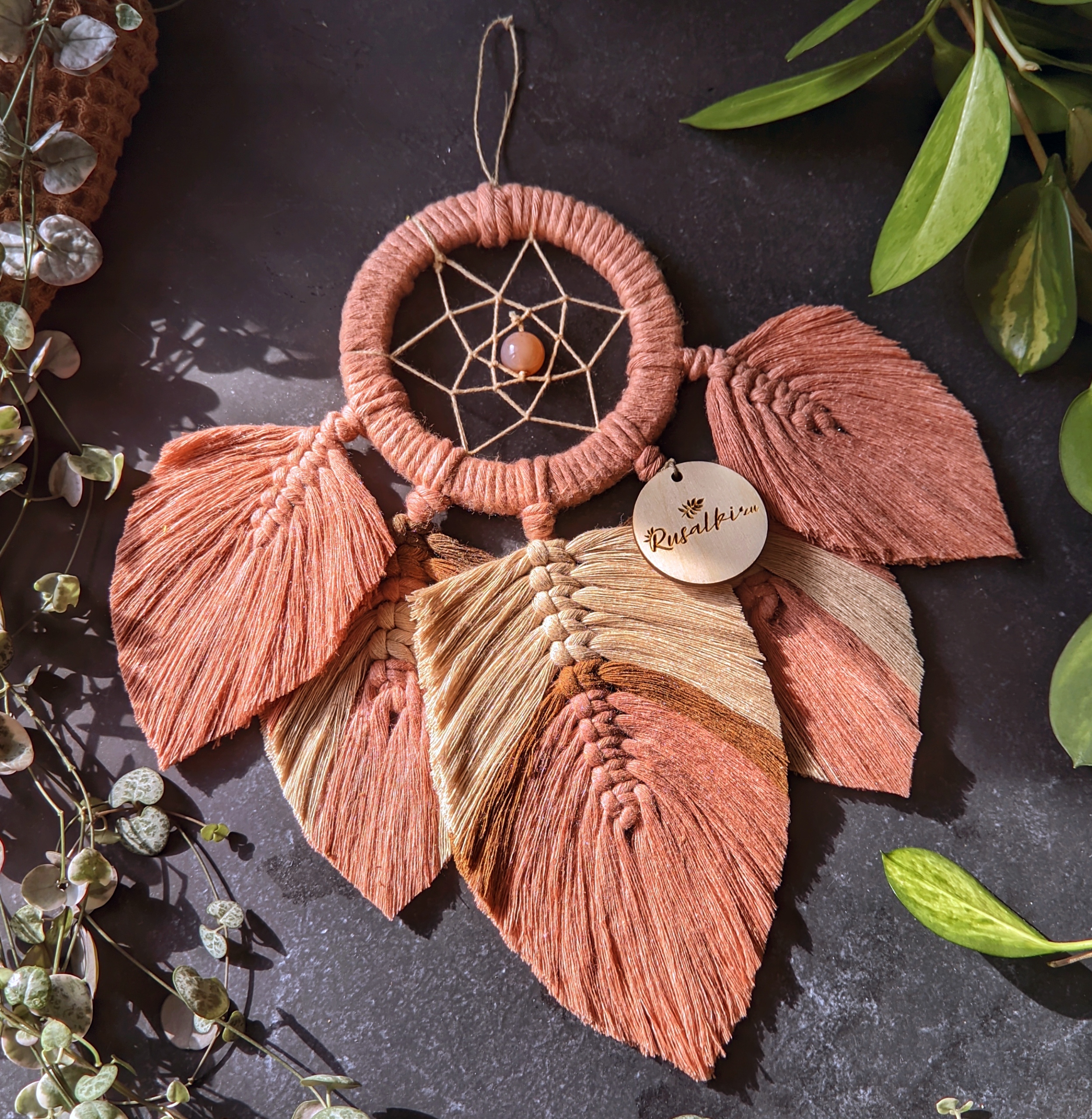 Růžový lapač snů makrama peříčka na dárek na baby shower pupík