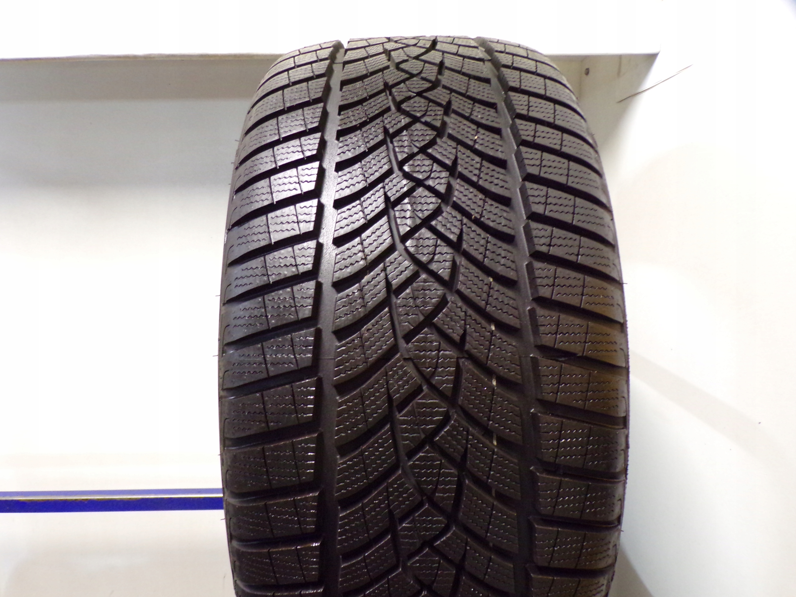 Goodyear Ultra Grip Performance + 235/35R19 91W_F-VAT_8,5mm