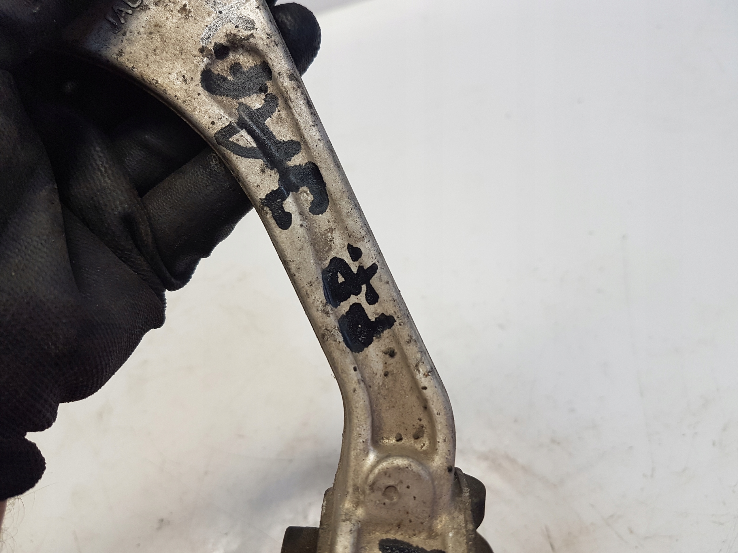 Jaguar XE X760 2.0D arm left right front